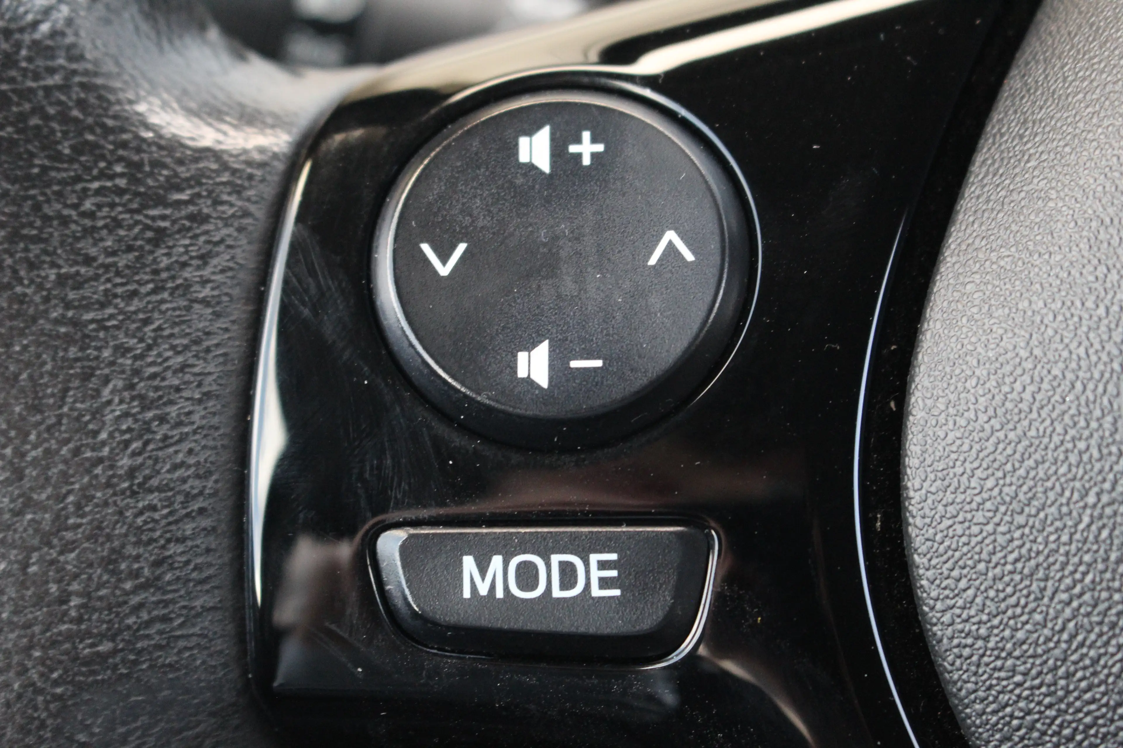 Peugeot 108 1.0 e-VTi Allure — photo 12