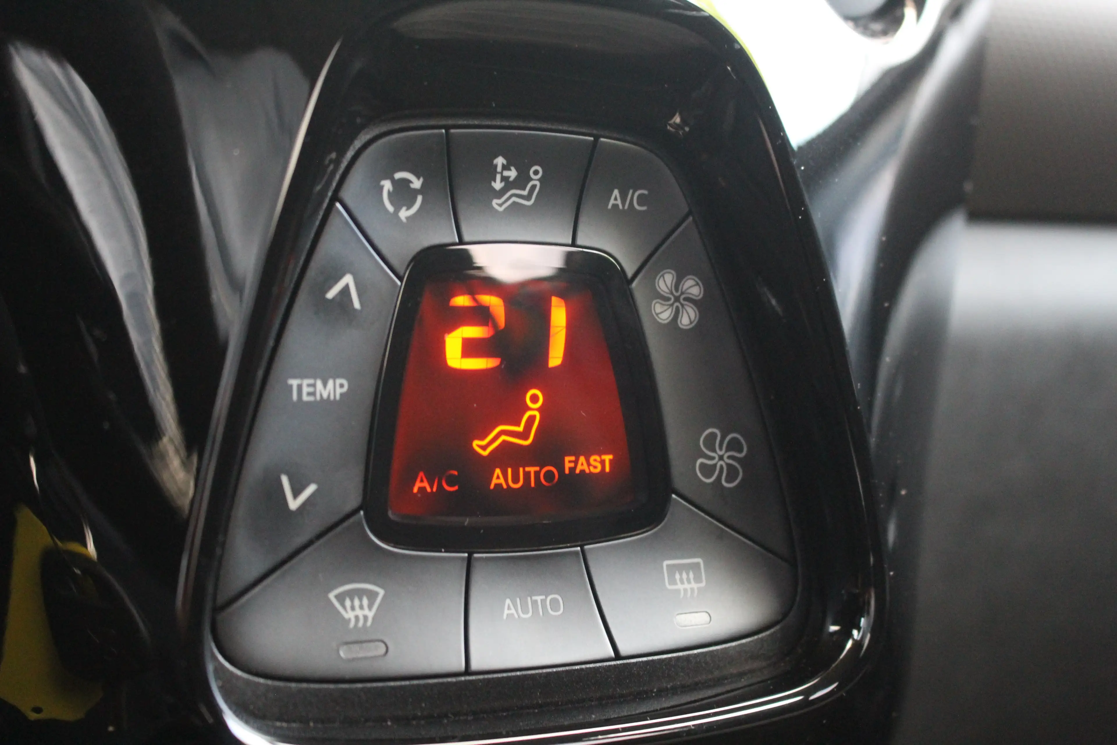 Peugeot 108 1.0 e-VTi Allure — photo 23