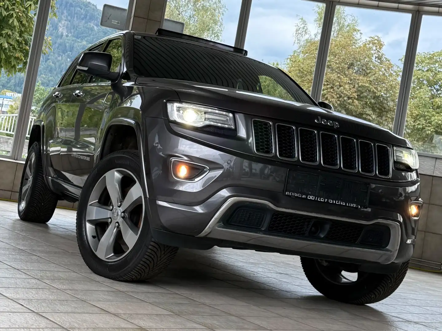 Jeep Grand Cherokee 3.0 CRD Overland *TOP Zustand*AHK*SHZ*Leder Grau - 2