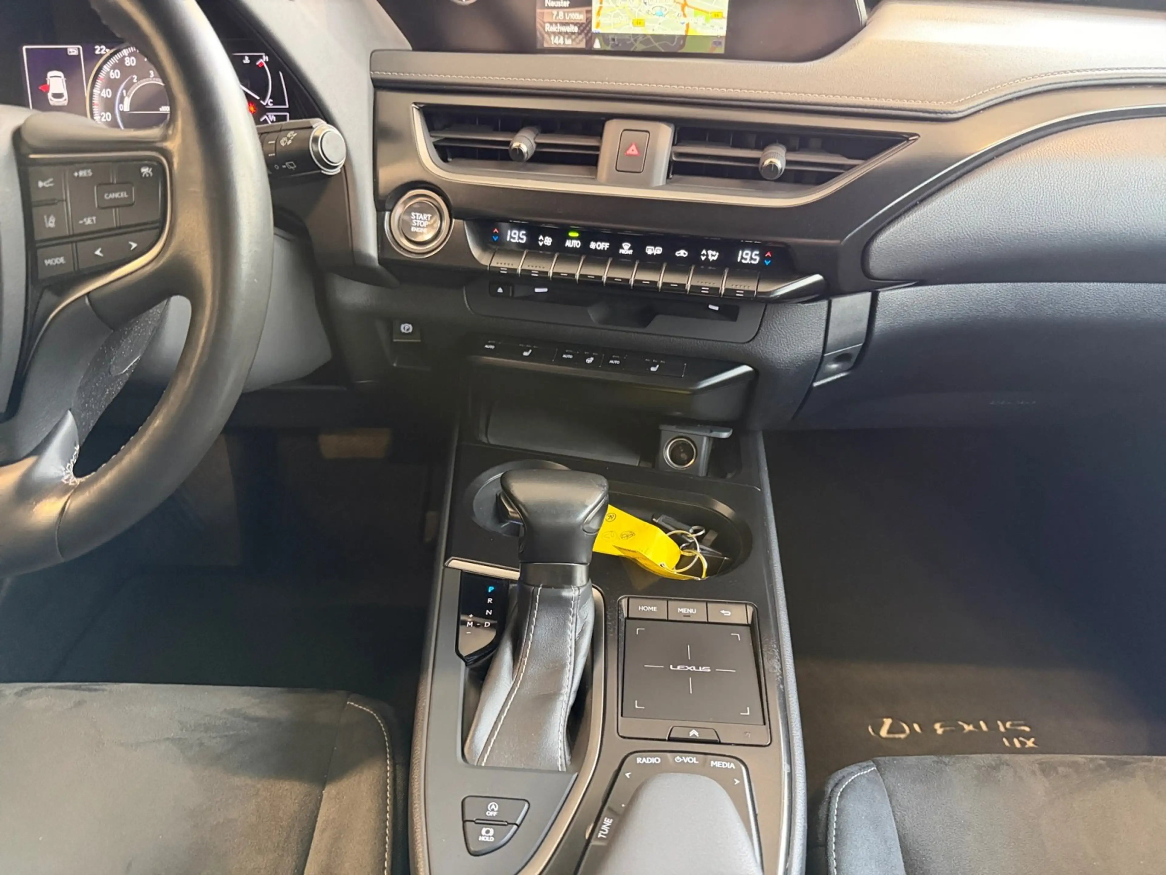 Lexus UX 200 UX200 Launch Edition +WinterPaket+Navi+CarPlay+ — photo 12