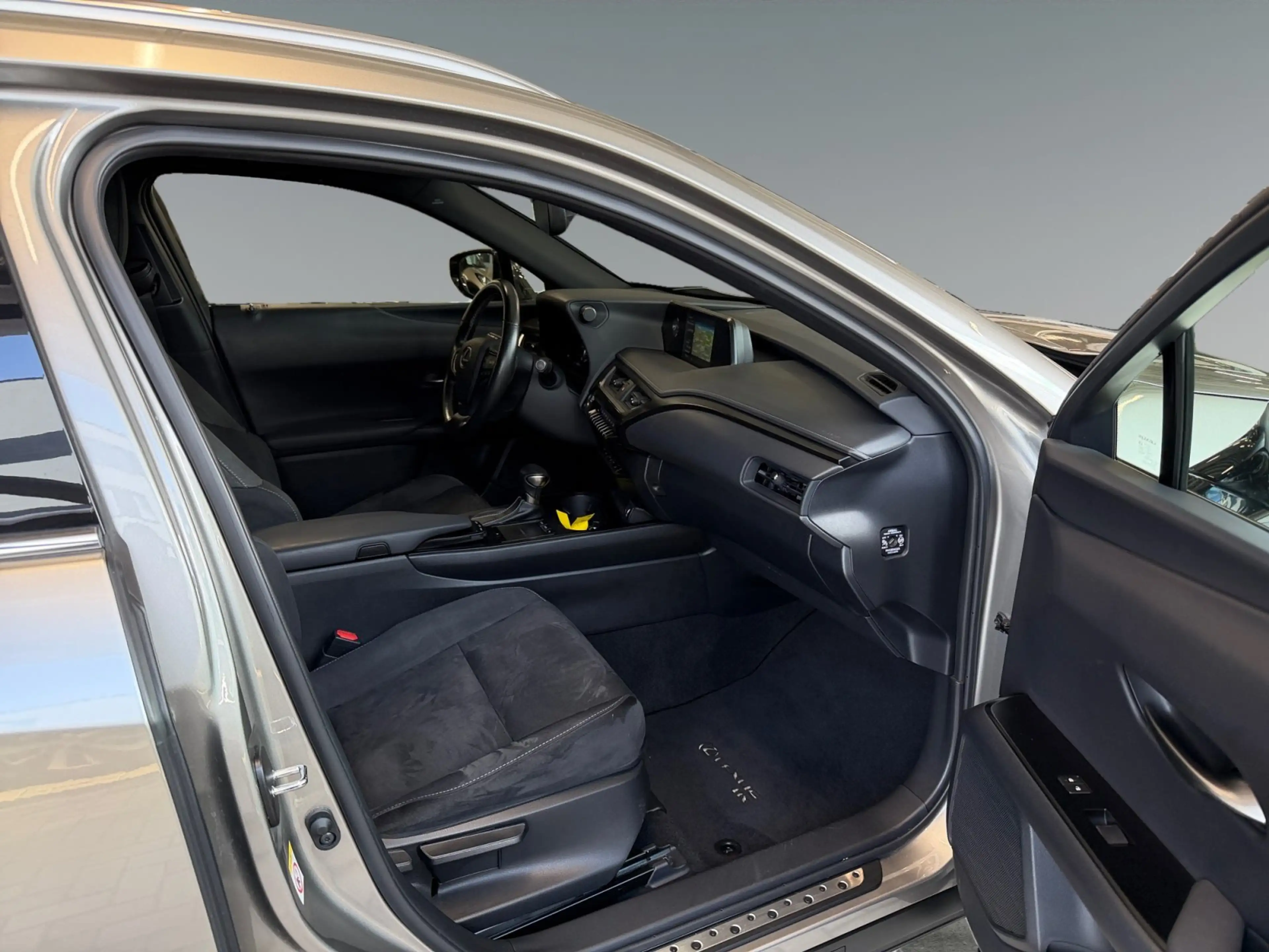 Lexus UX 200 UX200 Launch Edition +WinterPaket+Navi+CarPlay+ — photo 16