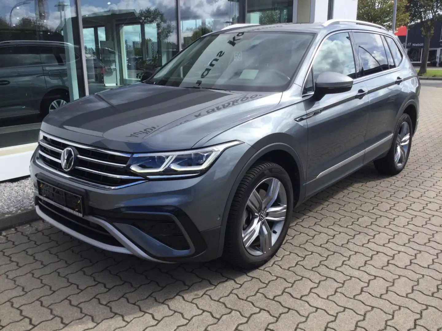 Volkswagen Tiguan Allspace 2.0 TDI DSG 4Motion Elegance HUD A Gris - 2