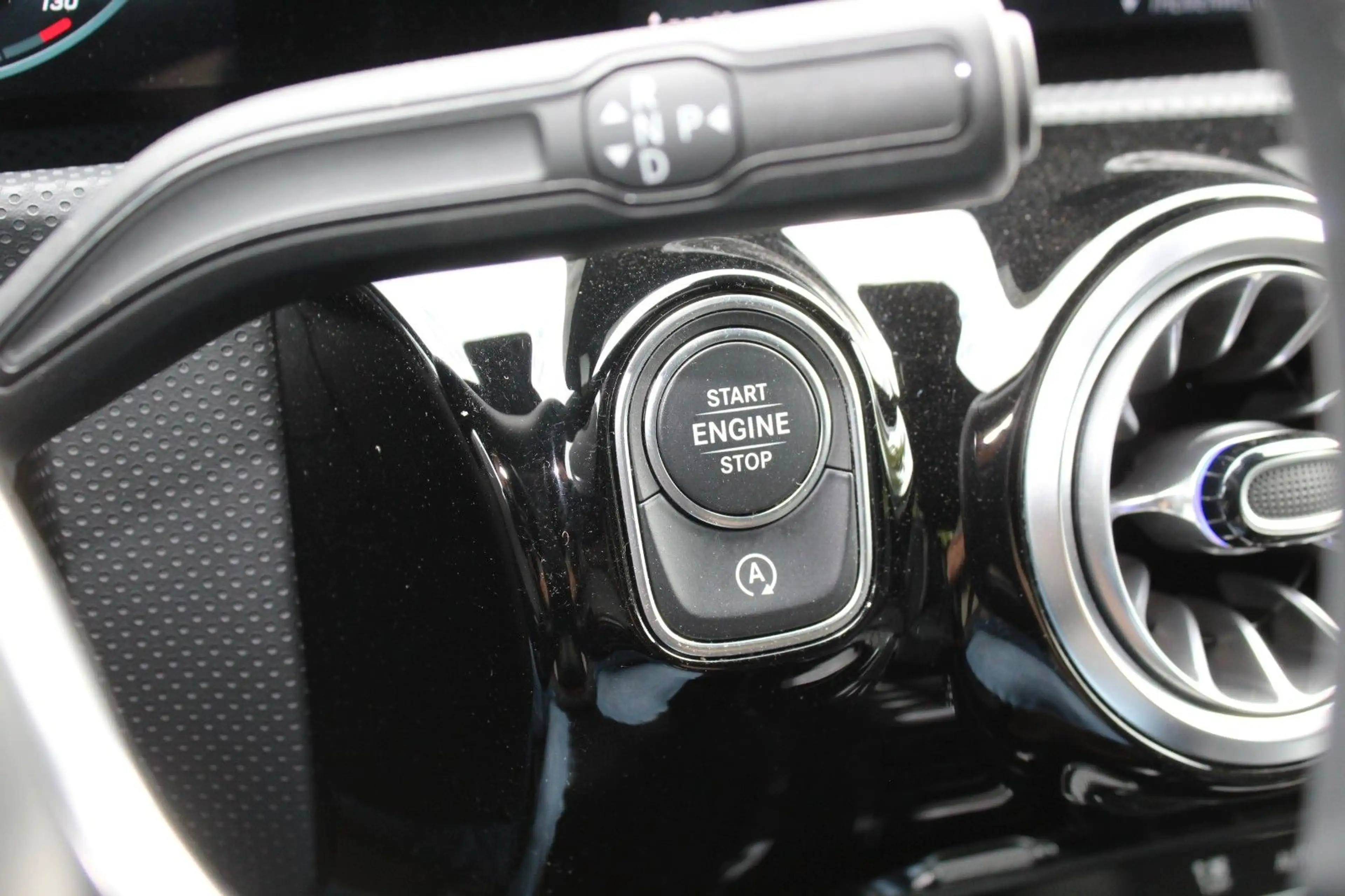 Mercedes-Benz A 180 d 9-G LEDER NAVI LED STANDHEIZUNG MBUX — photo 25