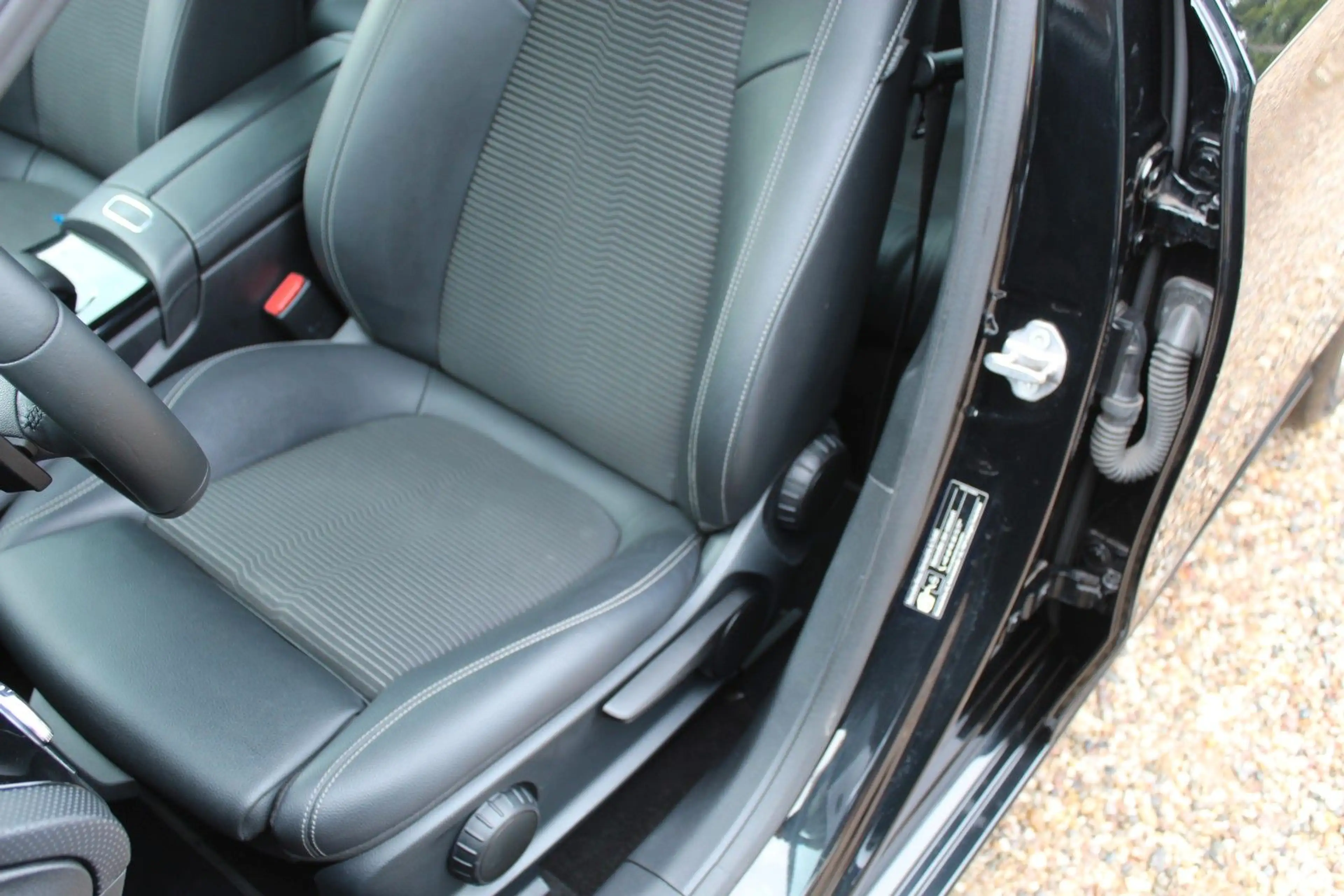Mercedes-Benz A 180 d 9-G LEDER NAVI LED STANDHEIZUNG MBUX — photo 23