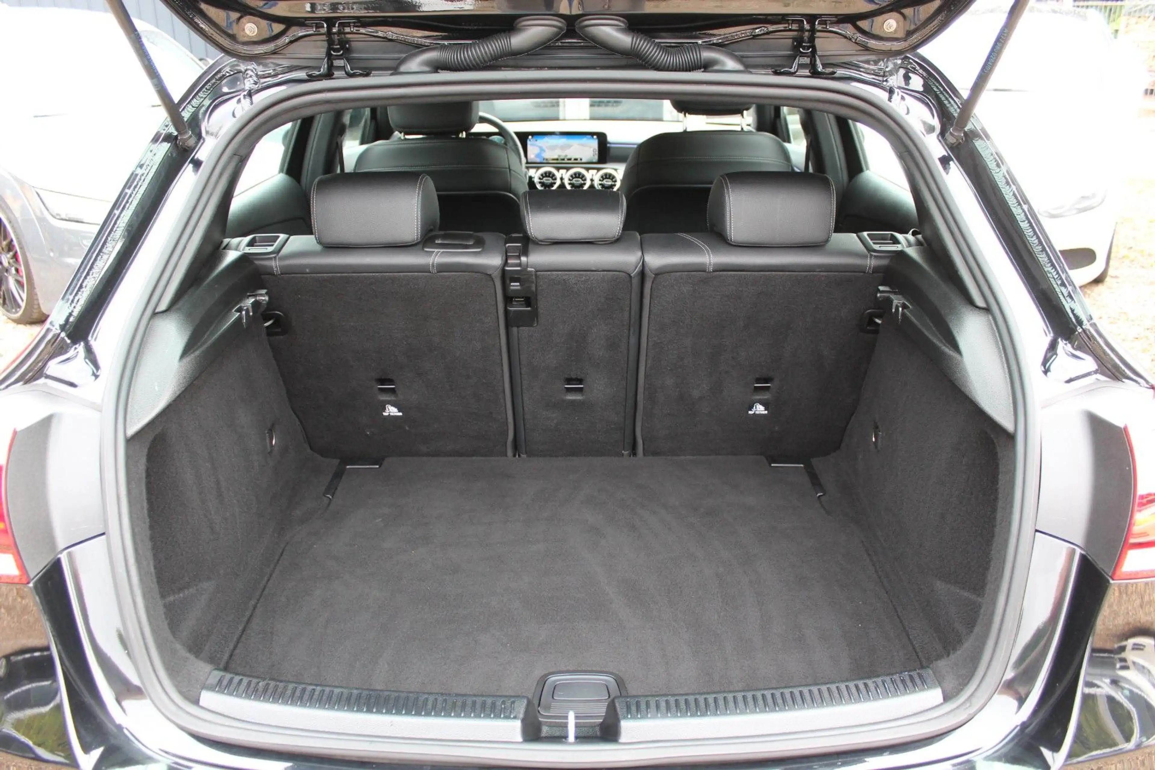Mercedes-Benz A 180 d 9-G LEDER NAVI LED STANDHEIZUNG MBUX — photo 29