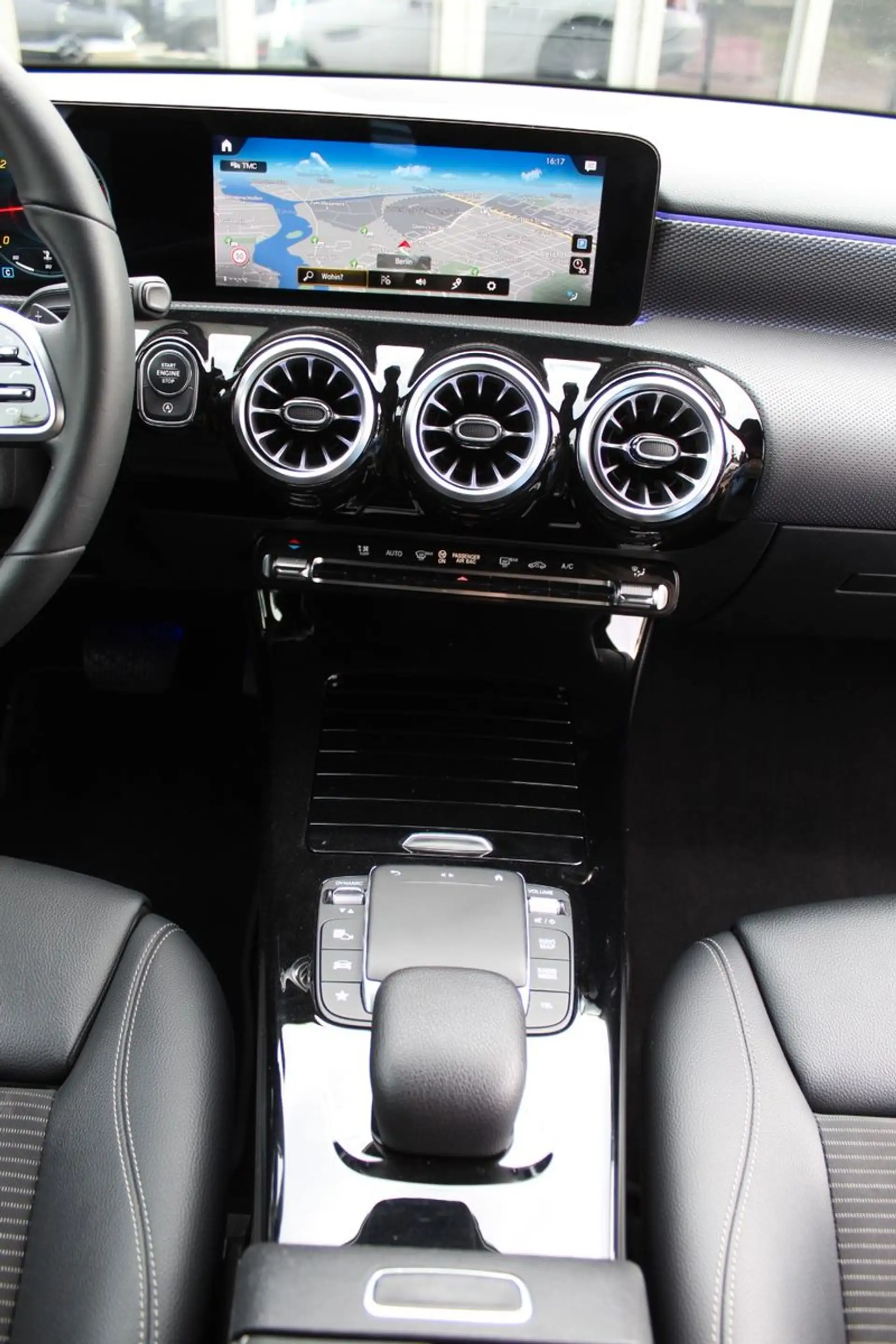 Mercedes-Benz A 180 d 9-G LEDER NAVI LED STANDHEIZUNG MBUX — photo 14