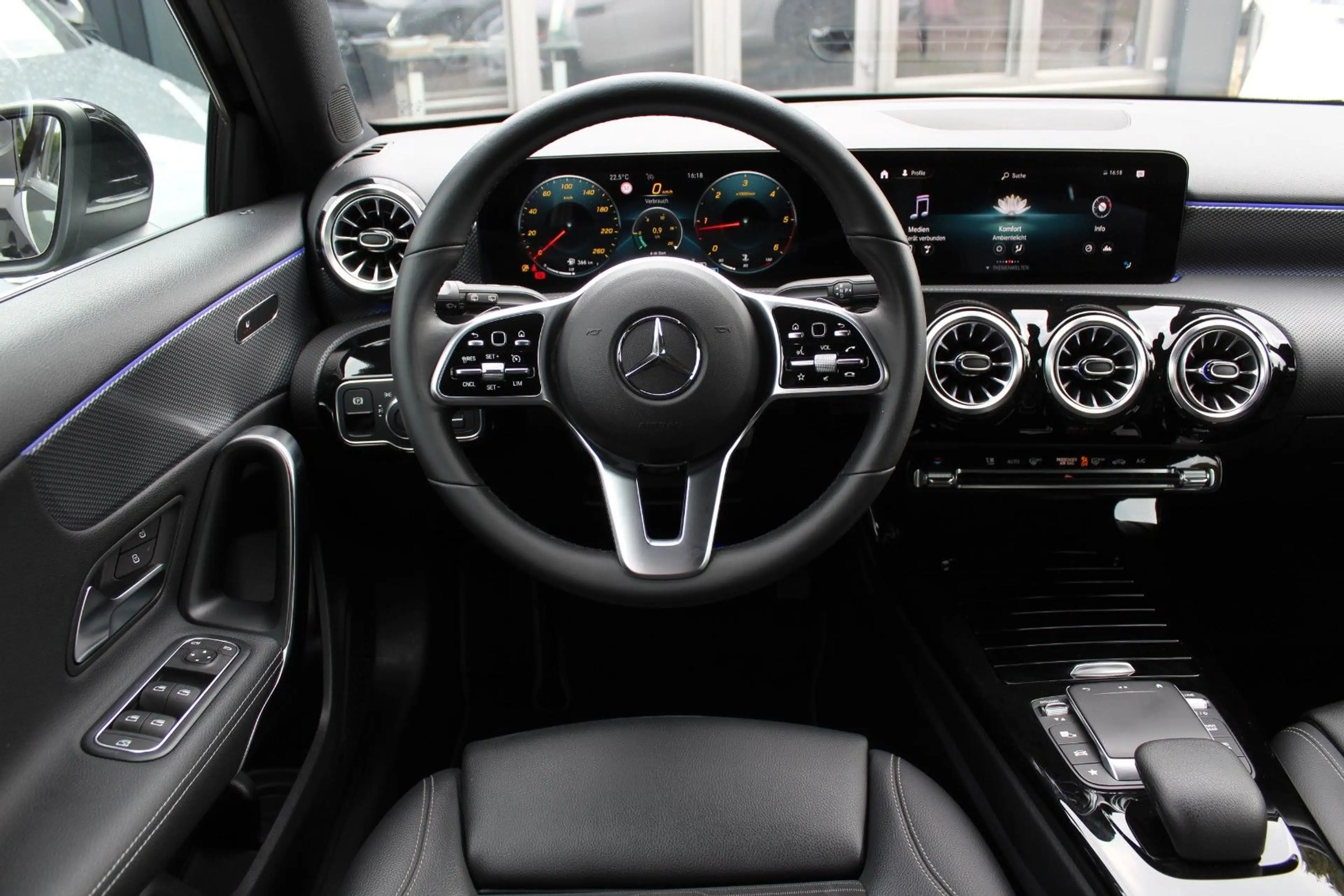 Mercedes-Benz A 180 d 9-G LEDER NAVI LED STANDHEIZUNG MBUX — photo 13
