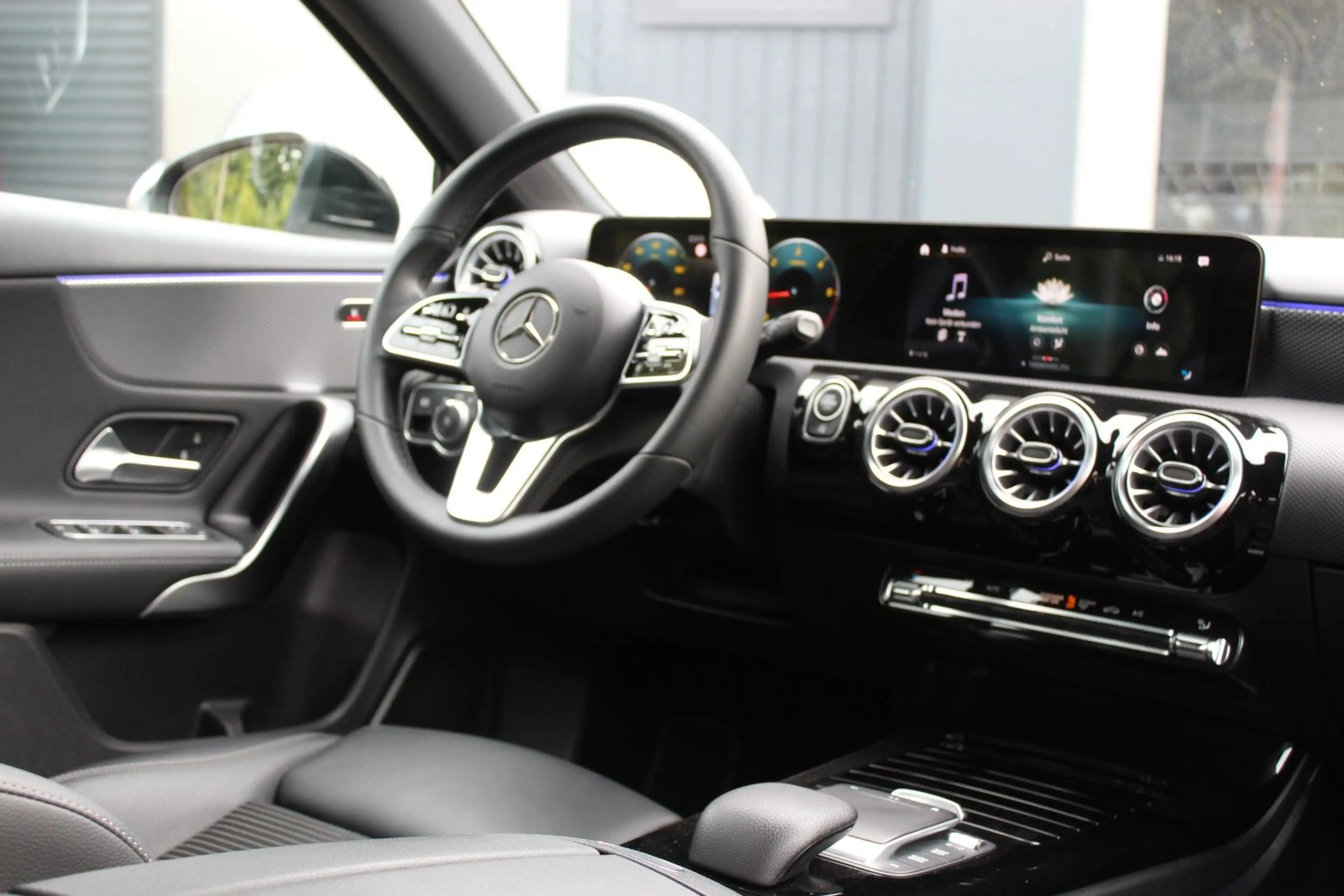 Mercedes-Benz A 180 d 9-G LEDER NAVI LED STANDHEIZUNG MBUX — photo 15