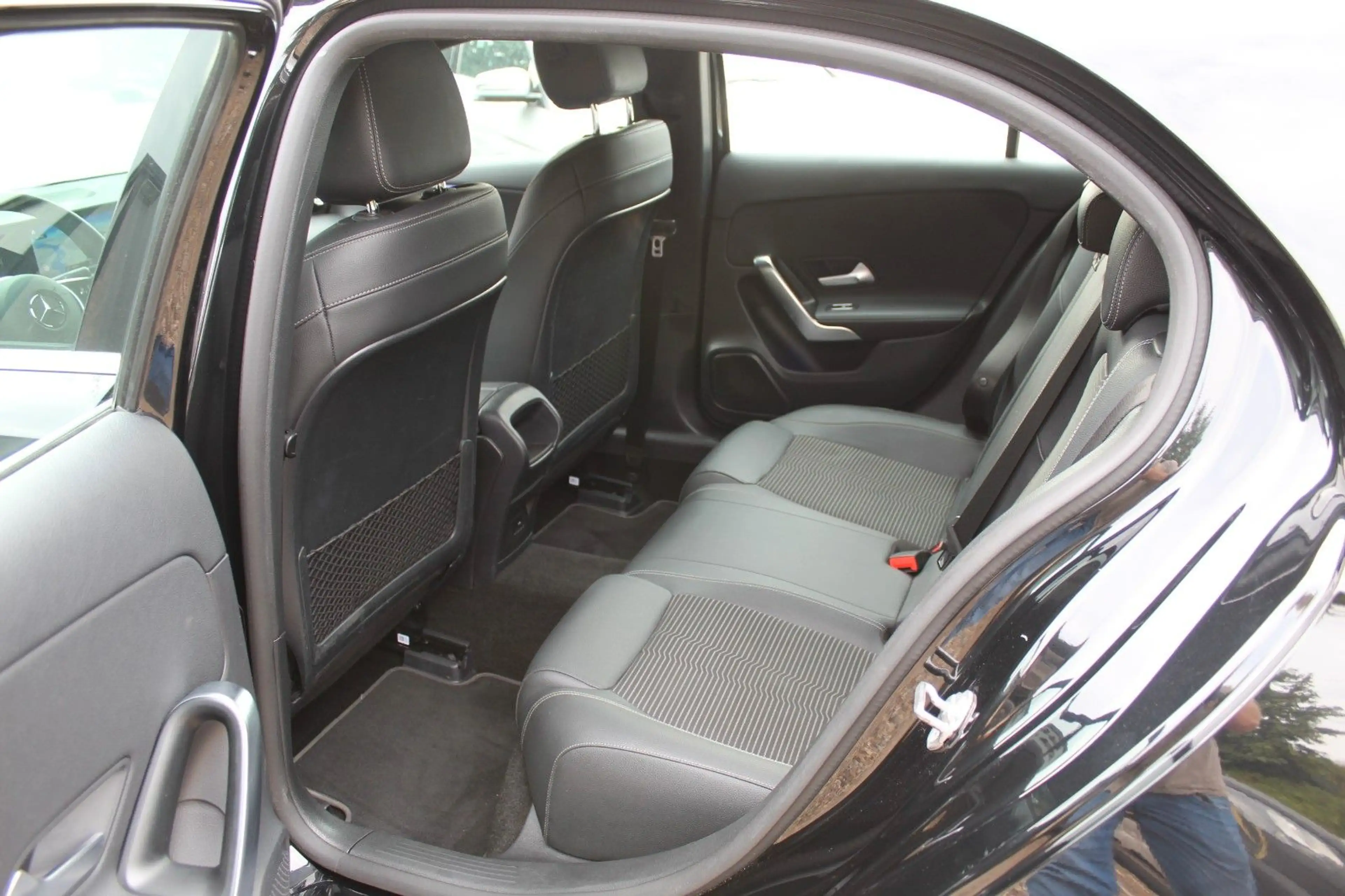 Mercedes-Benz A 180 d 9-G LEDER NAVI LED STANDHEIZUNG MBUX — photo 17