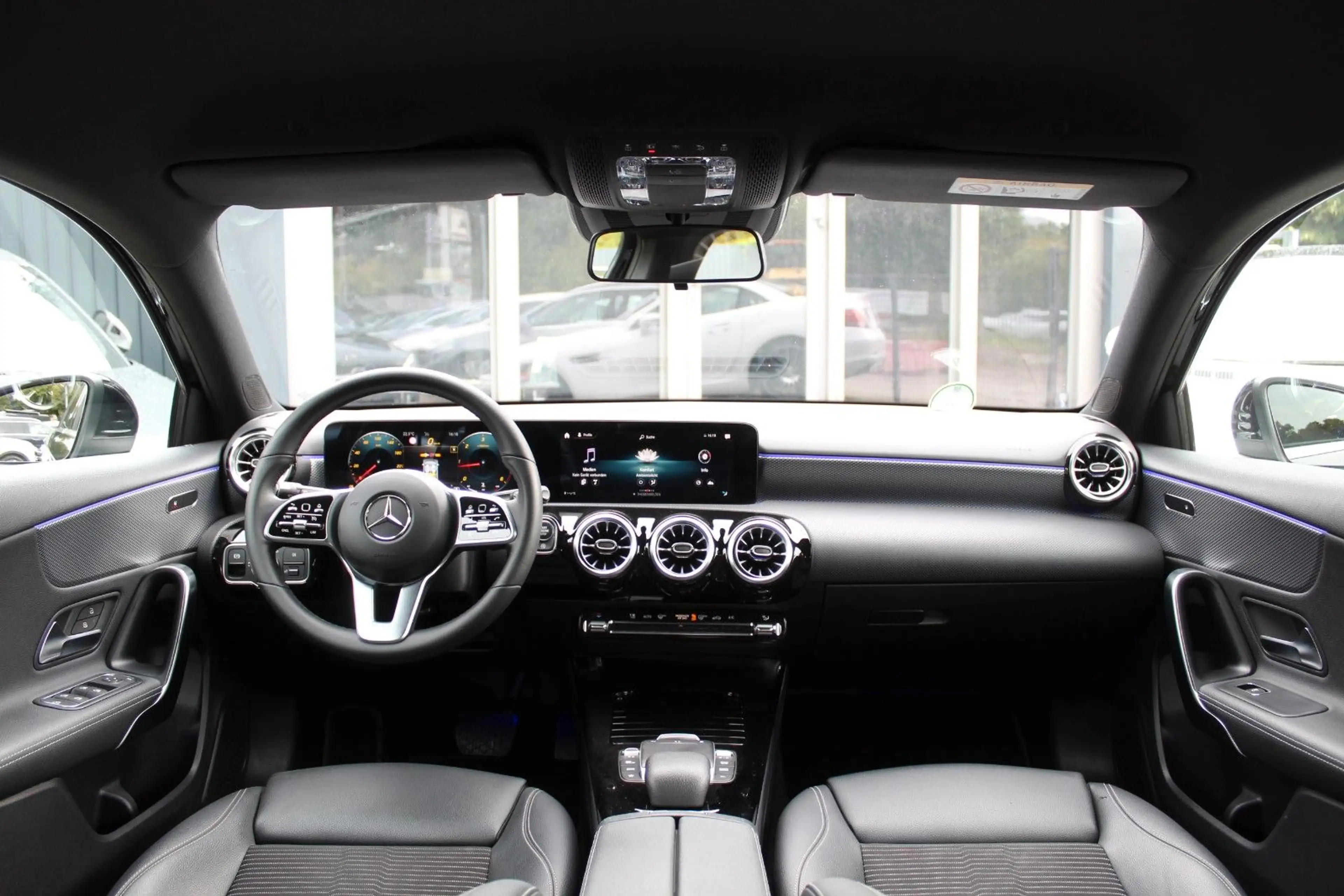 Mercedes-Benz A 180 d 9-G LEDER NAVI LED STANDHEIZUNG MBUX — photo 12