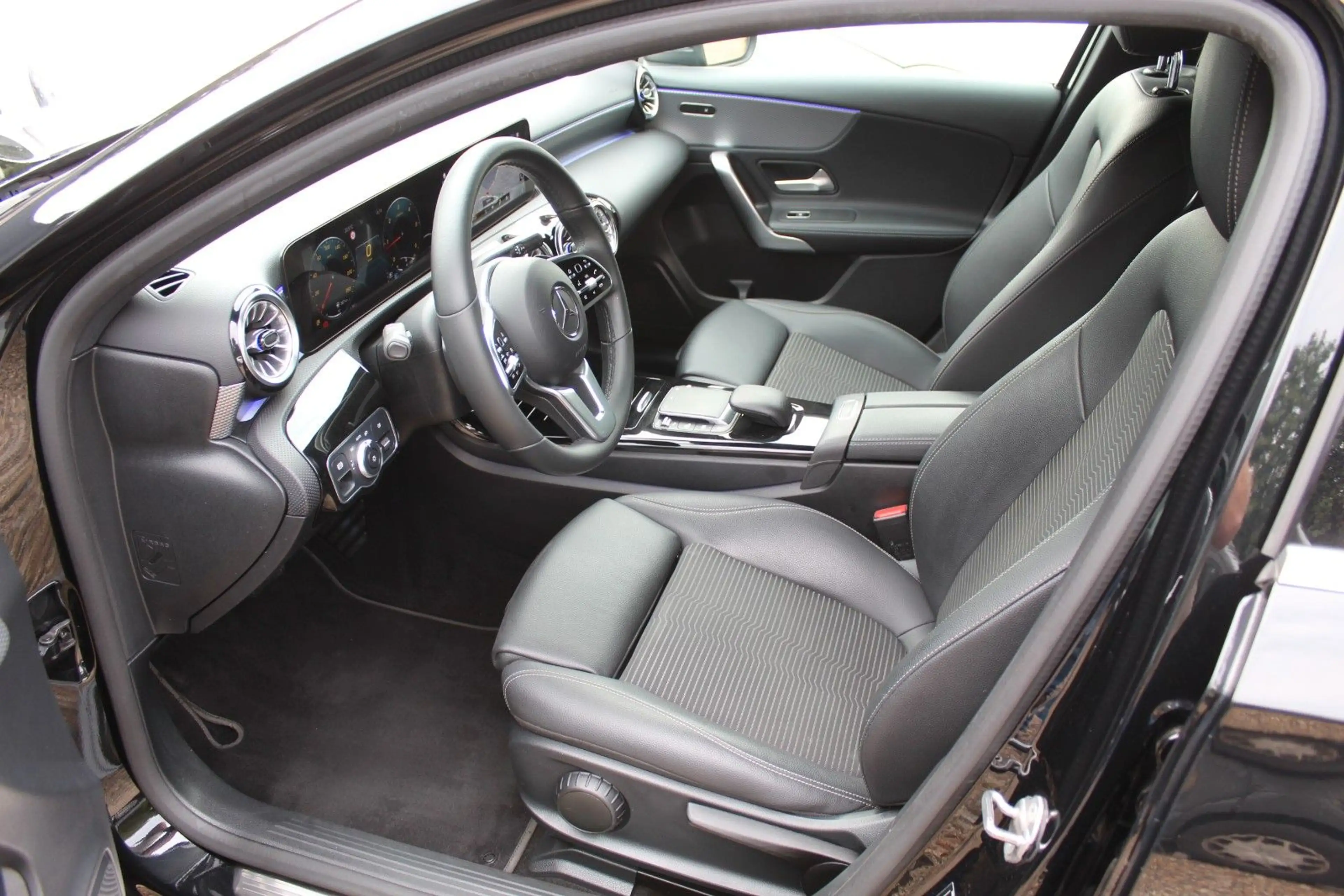 Mercedes-Benz A 180 d 9-G LEDER NAVI LED STANDHEIZUNG MBUX — photo 16
