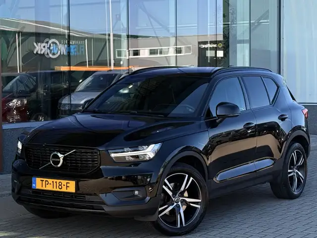 Volvo XC40 view 3