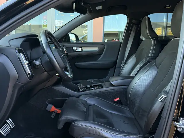 Volvo XC40 view 4