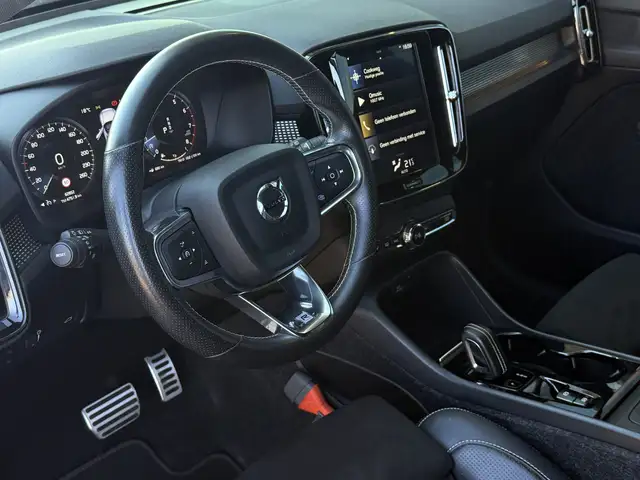 Volvo XC40 view 2