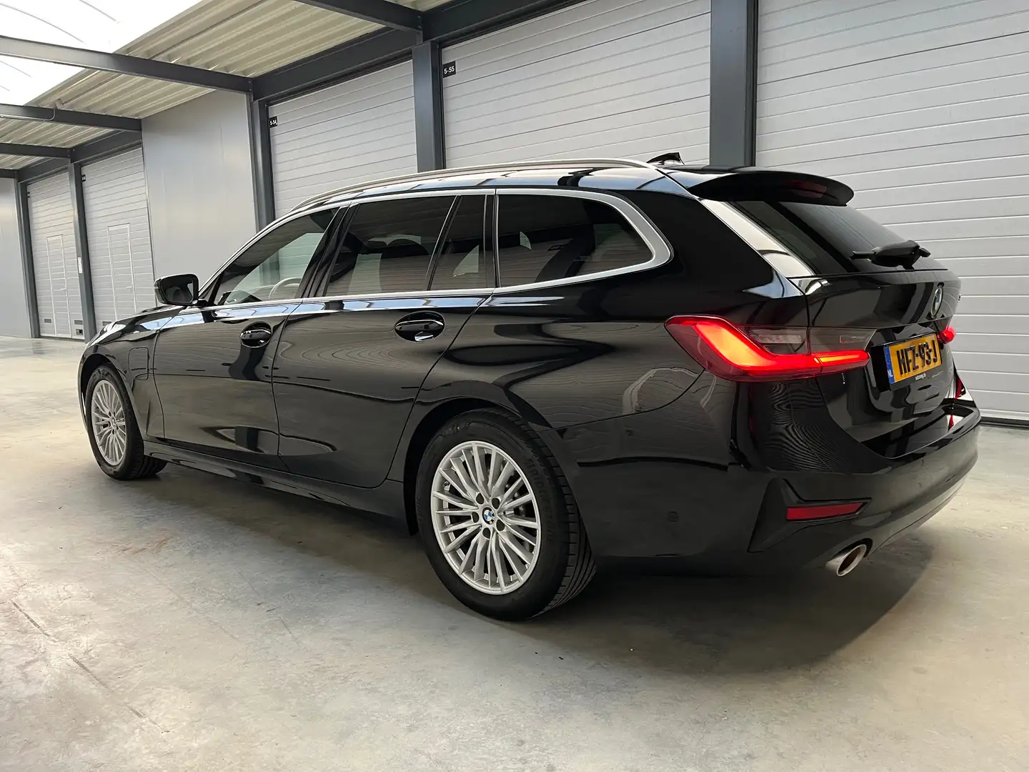 BMW 330 330e High Executive Individual Zwart - 2