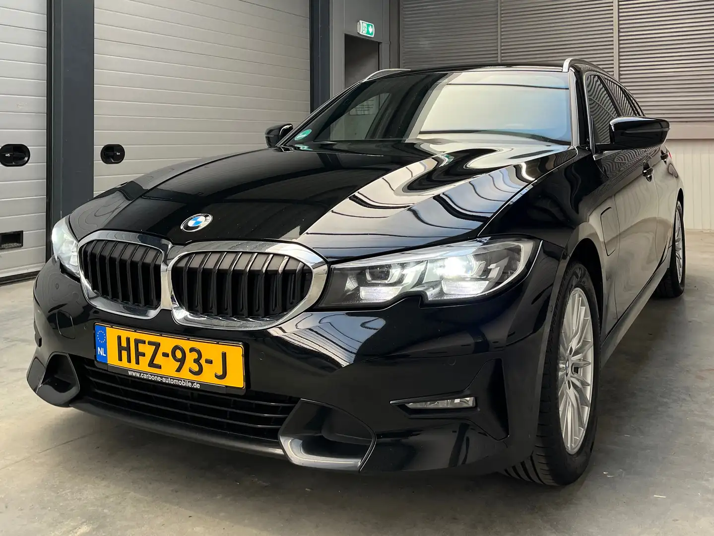 BMW 330 330e High Executive Individual Zwart - 1