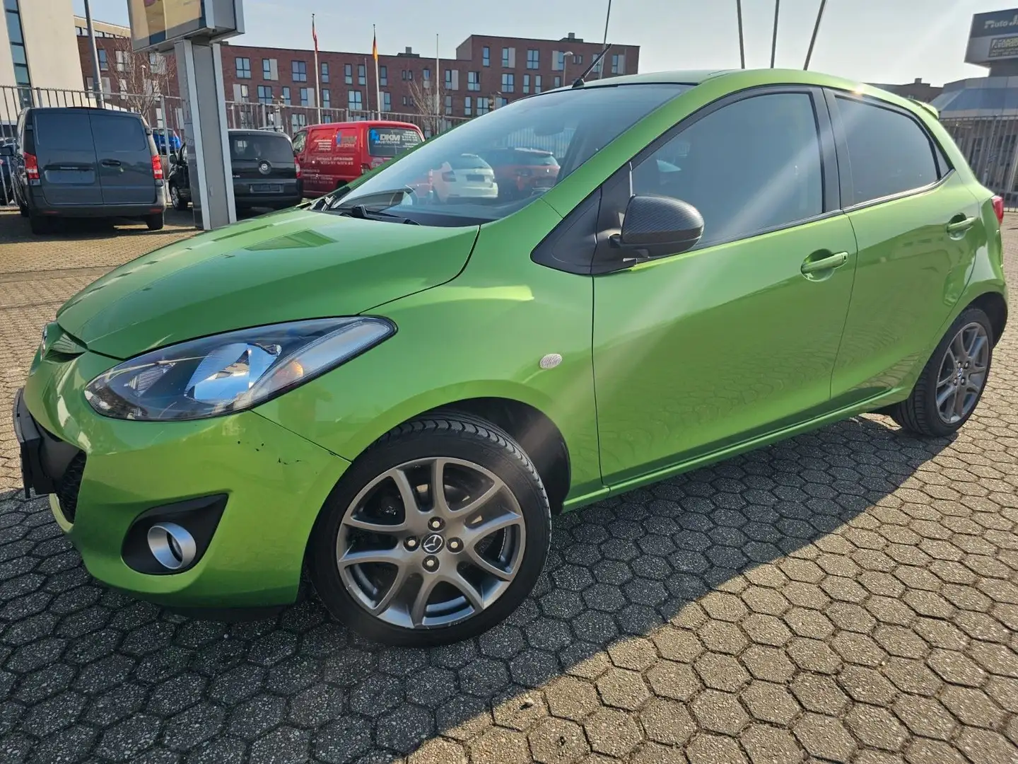 Mazda 2 Lim. 1.3 Edition 40 Jahre*NAVI Grün - 1