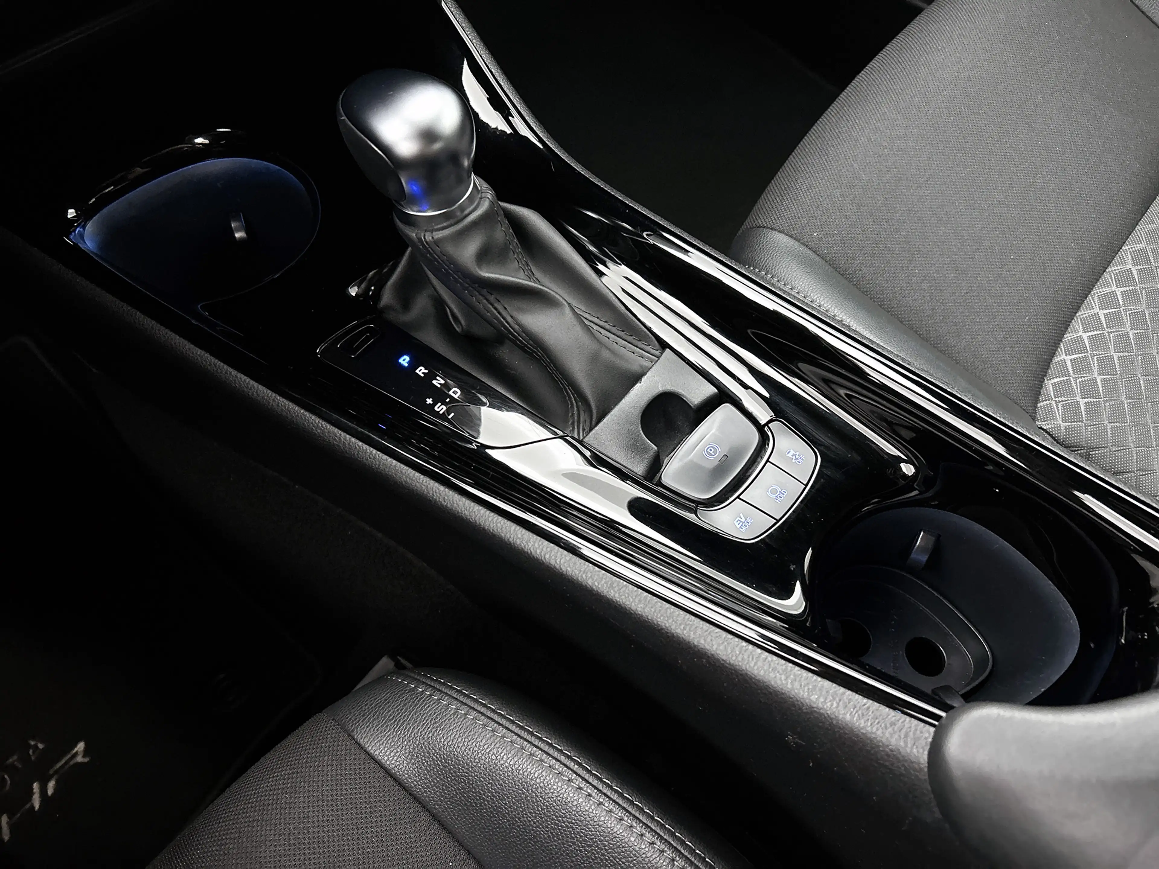 Toyota C-HR 2.0 Hybrid Dynamic — photo 10