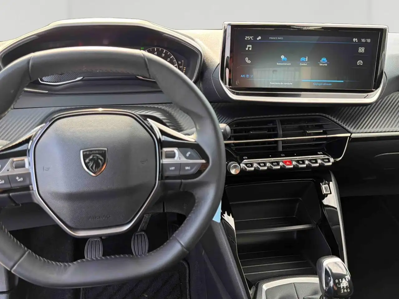 Peugeot 208 208 — photo 20