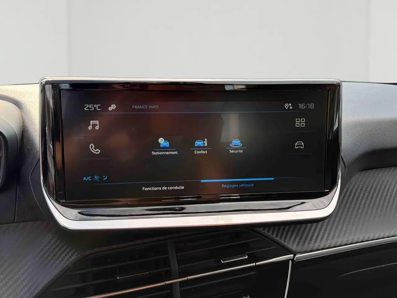 Peugeot 208 208 — photo 17