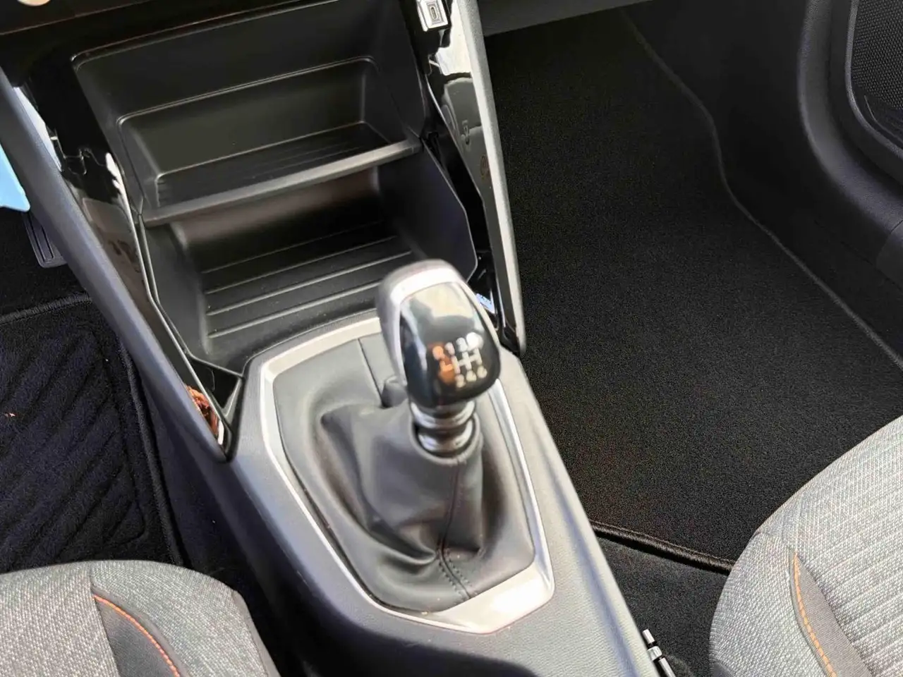 Peugeot 208 208 — photo 18