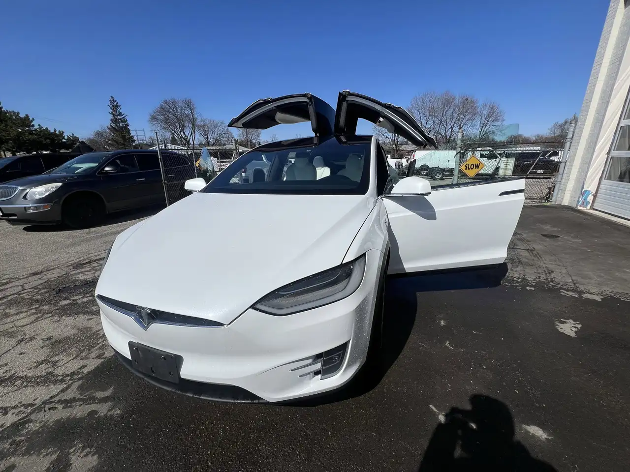 Tesla Model X снимка Tesla Model X