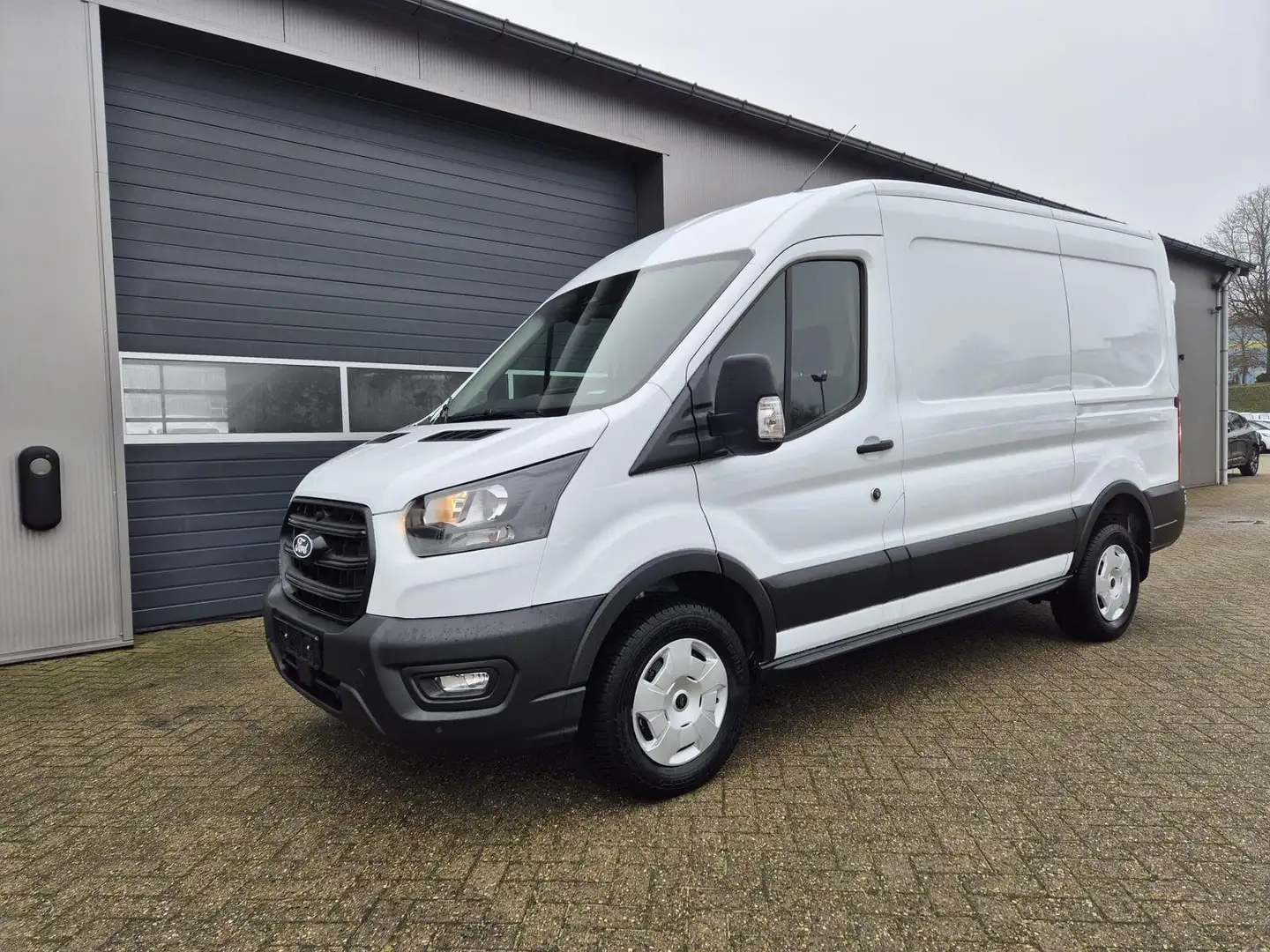 Ford Transit L2H2 2.0 EcoBlue 165PS Trend Heckantrieb 3,5t 2... Weiß - 1