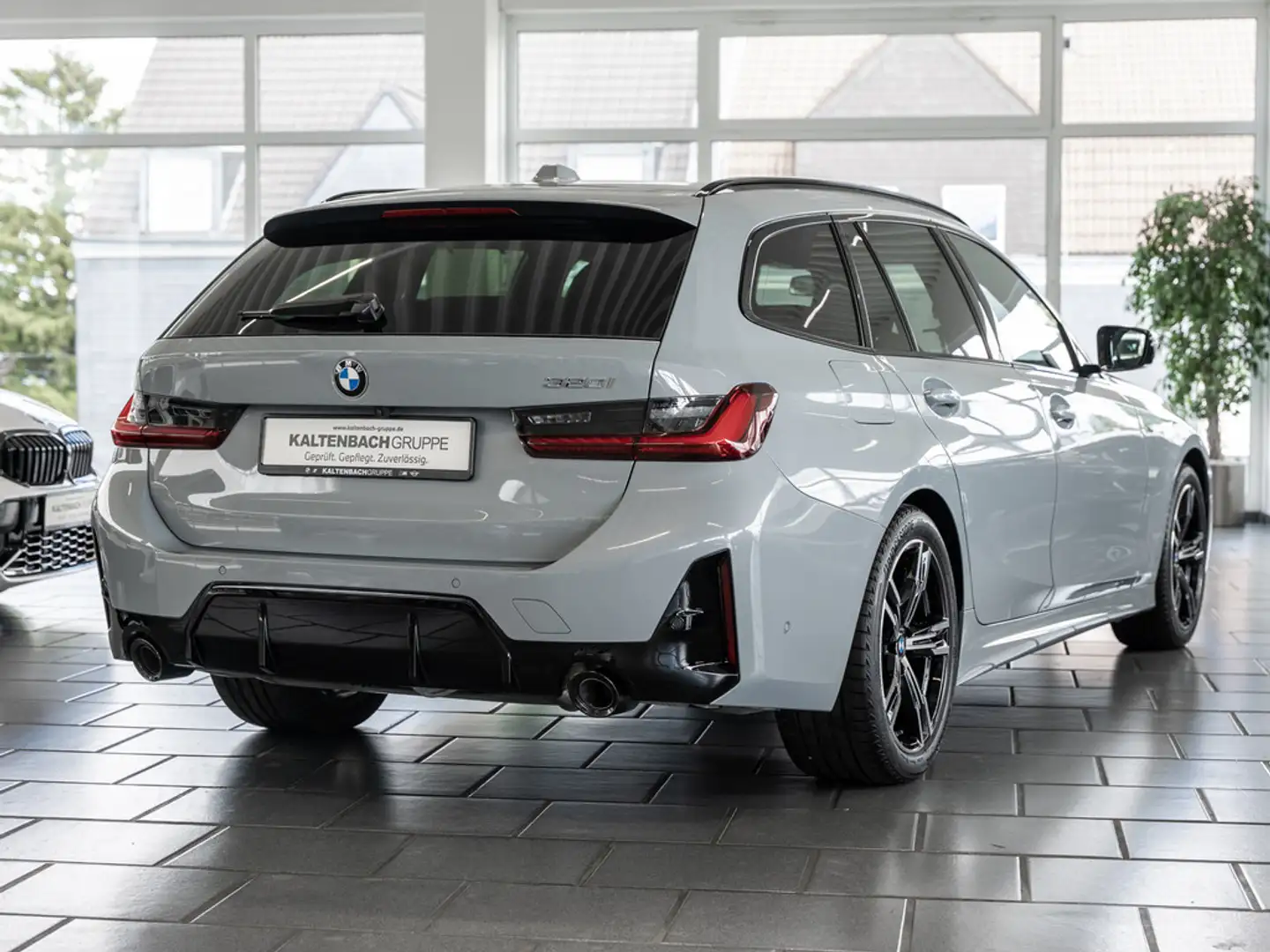 BMW 320 i Touring M-Sport PANO AHK HUD 360° LED Gris - 2