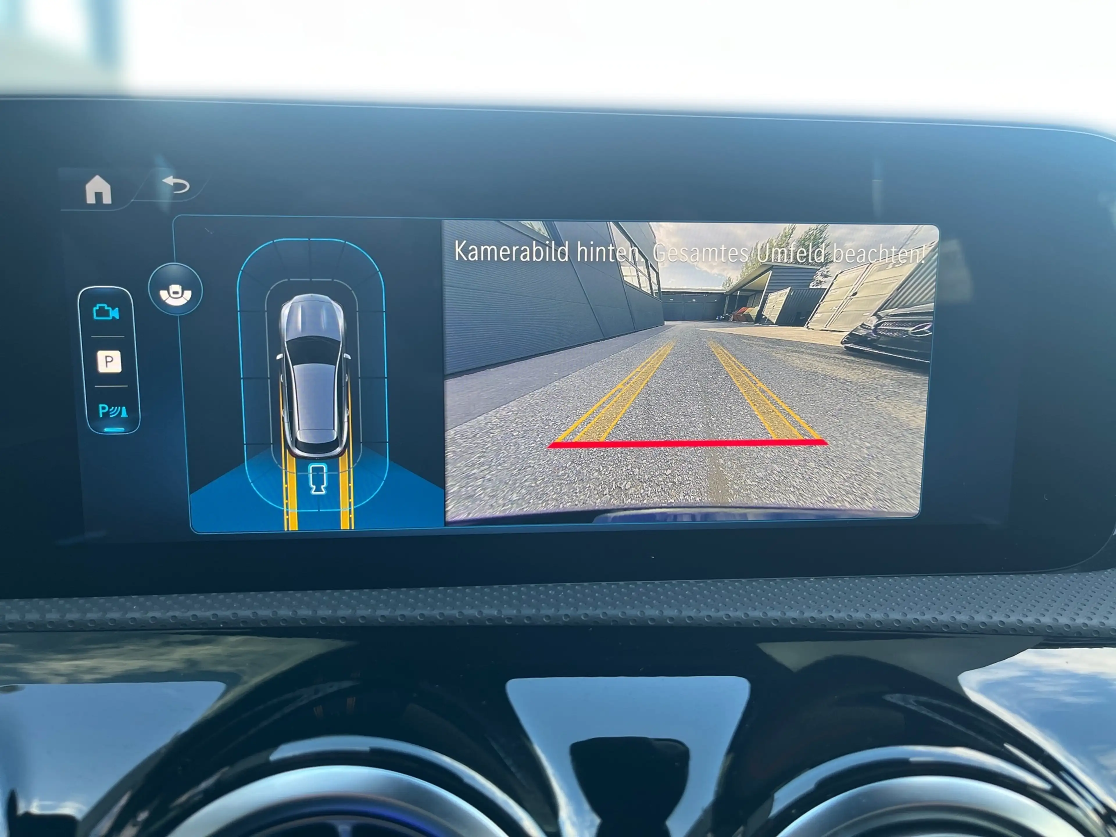 Mercedes-Benz CLA 180 SB AMG Line — photo 11