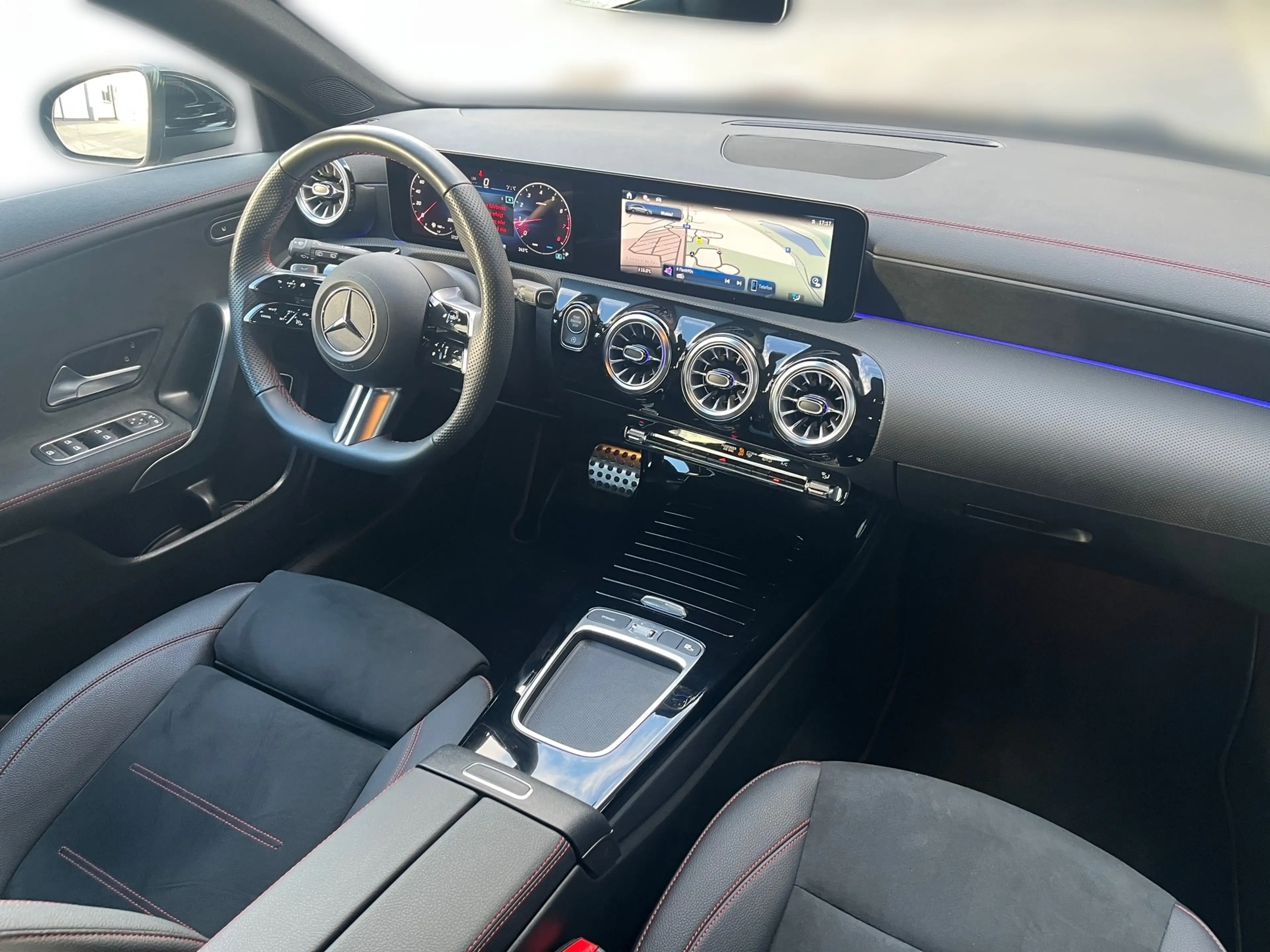 Mercedes-Benz CLA 180 SB AMG Line — photo 14