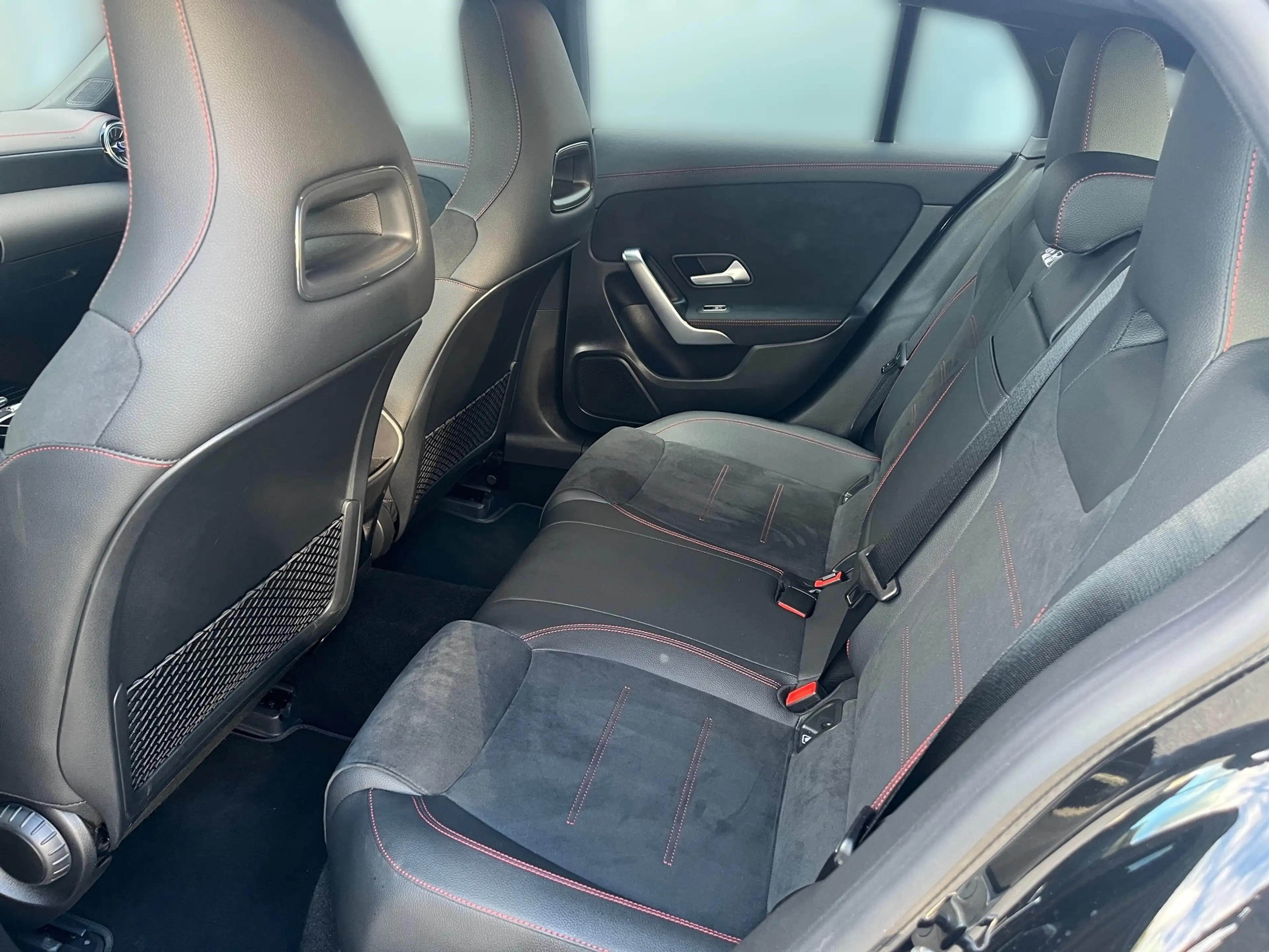 Mercedes-Benz CLA 180 SB AMG Line — photo 13