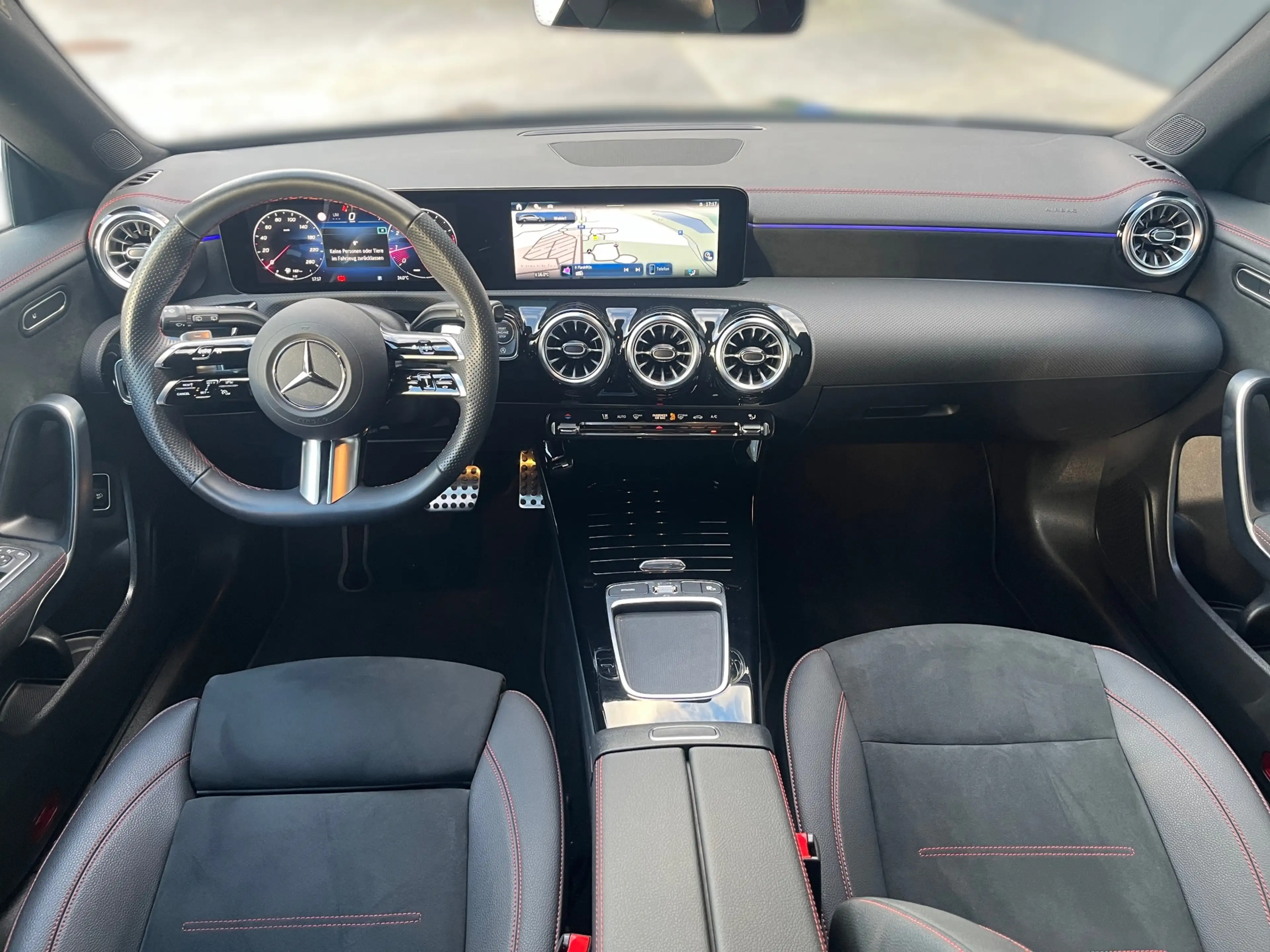 Mercedes-Benz CLA 180 SB AMG Line — photo 12