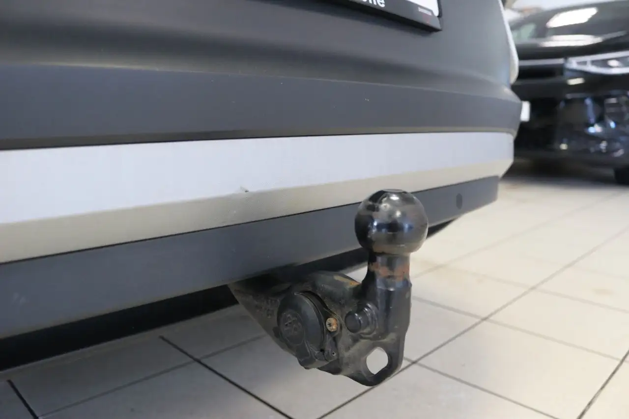 2023 Volkswagen ID.4 Pro Performance Sportpaket Matrix Pano 97%, photograph 6