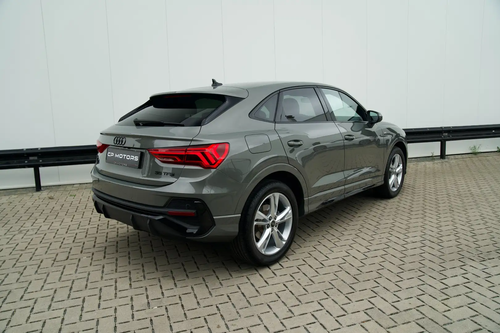 Audi Q3 35 TFSI | SPORTBACK | S-LINE | 3 JAAR GARANTIE !!! Gris - 2