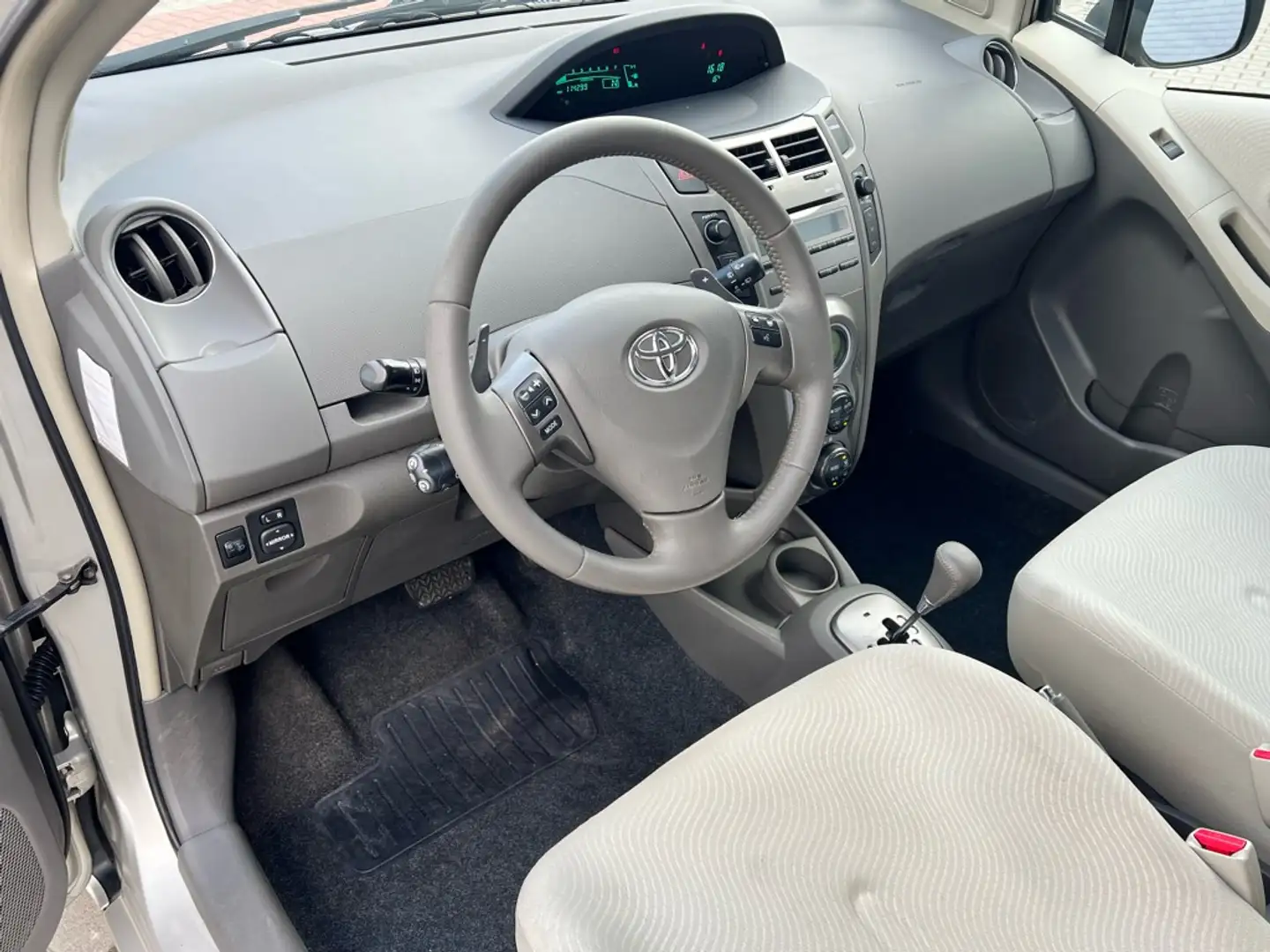 Toyota Yaris 1.3 VVTi Executive Automaat 5-deurs | Trekhaak | C Beige - 2