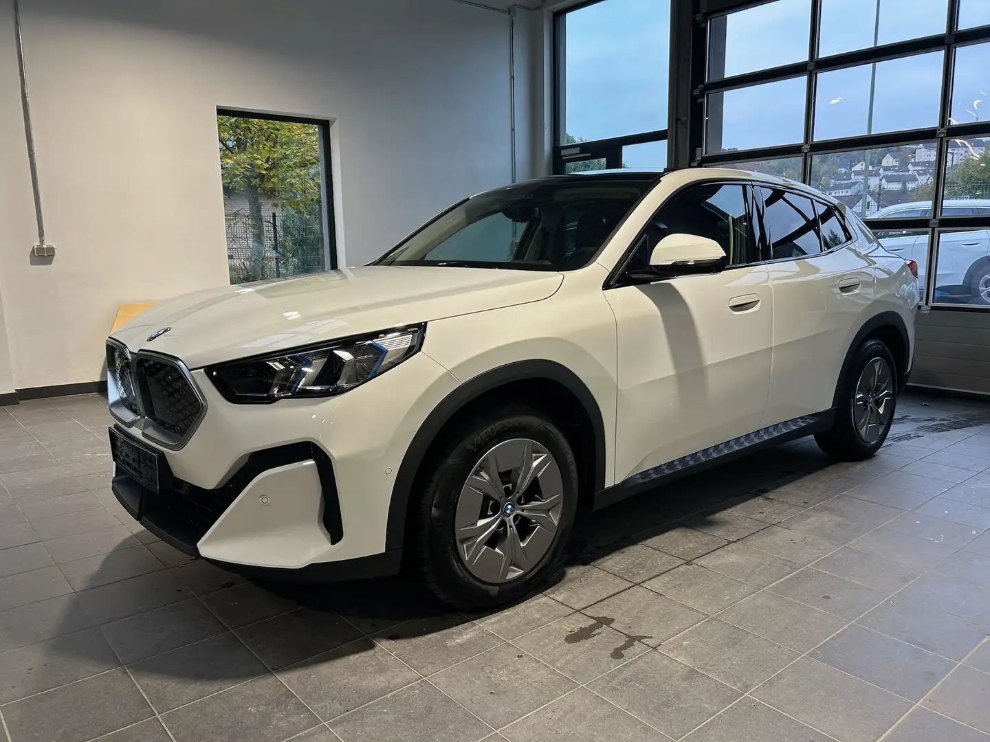BMW iX2 iX2 xDrive30 Pano_Headup_DrivAssProf_HarmanKardon Weiß - 1
