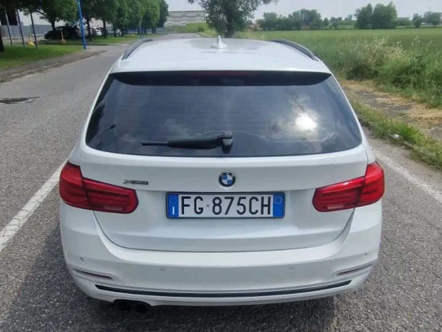 BMW 320 320d Touring xdrive Business Advantage auto Bianco - 2