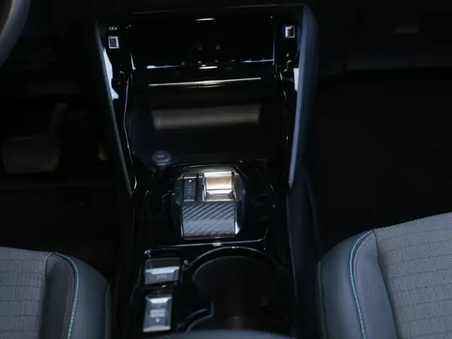 Peugeot E-2008 view 12