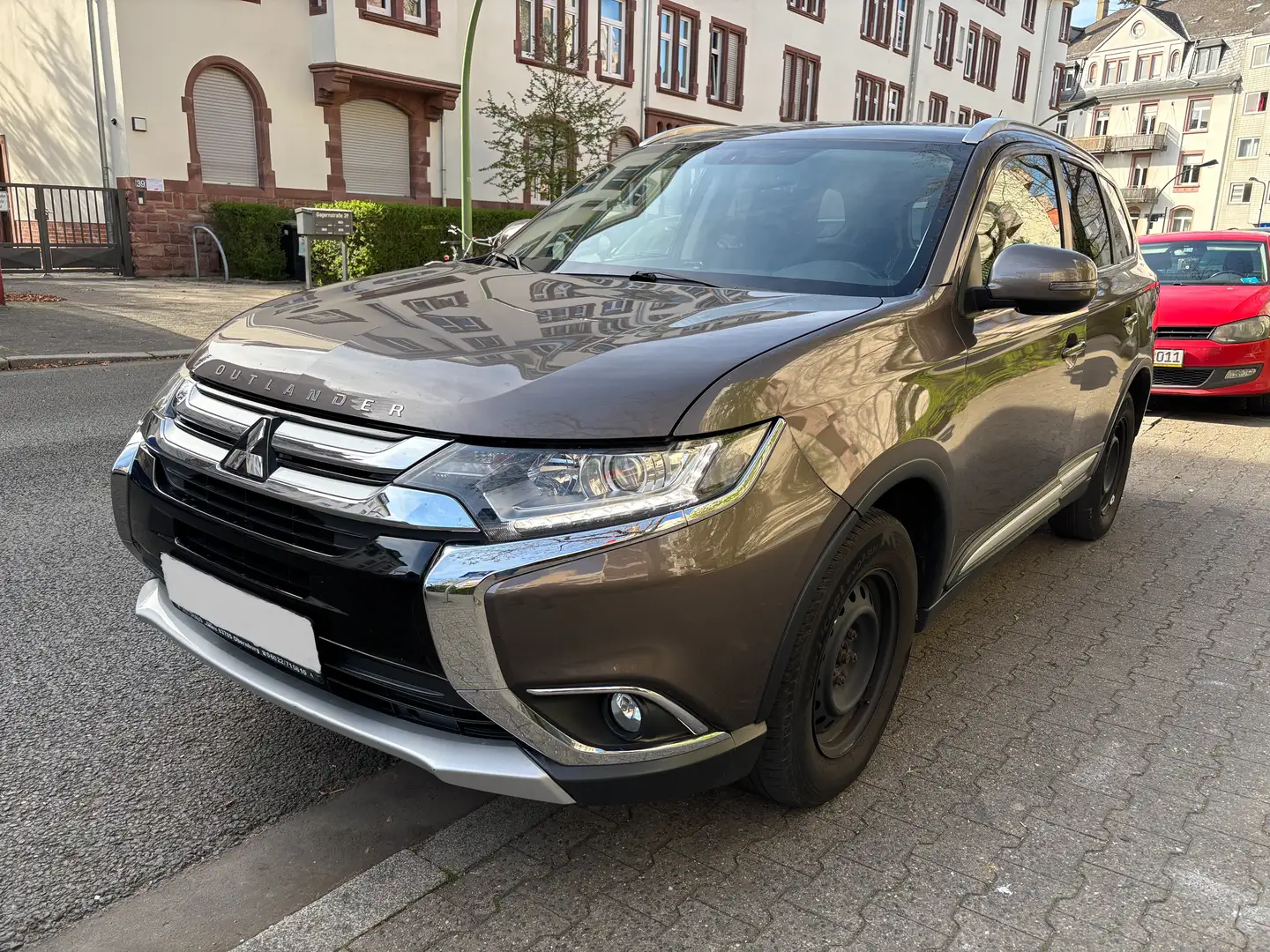Mitsubishi Outlander Plus 2WD 7 Sitze E6 KlimAut St/Stop Kamera Tempom Braun - 1