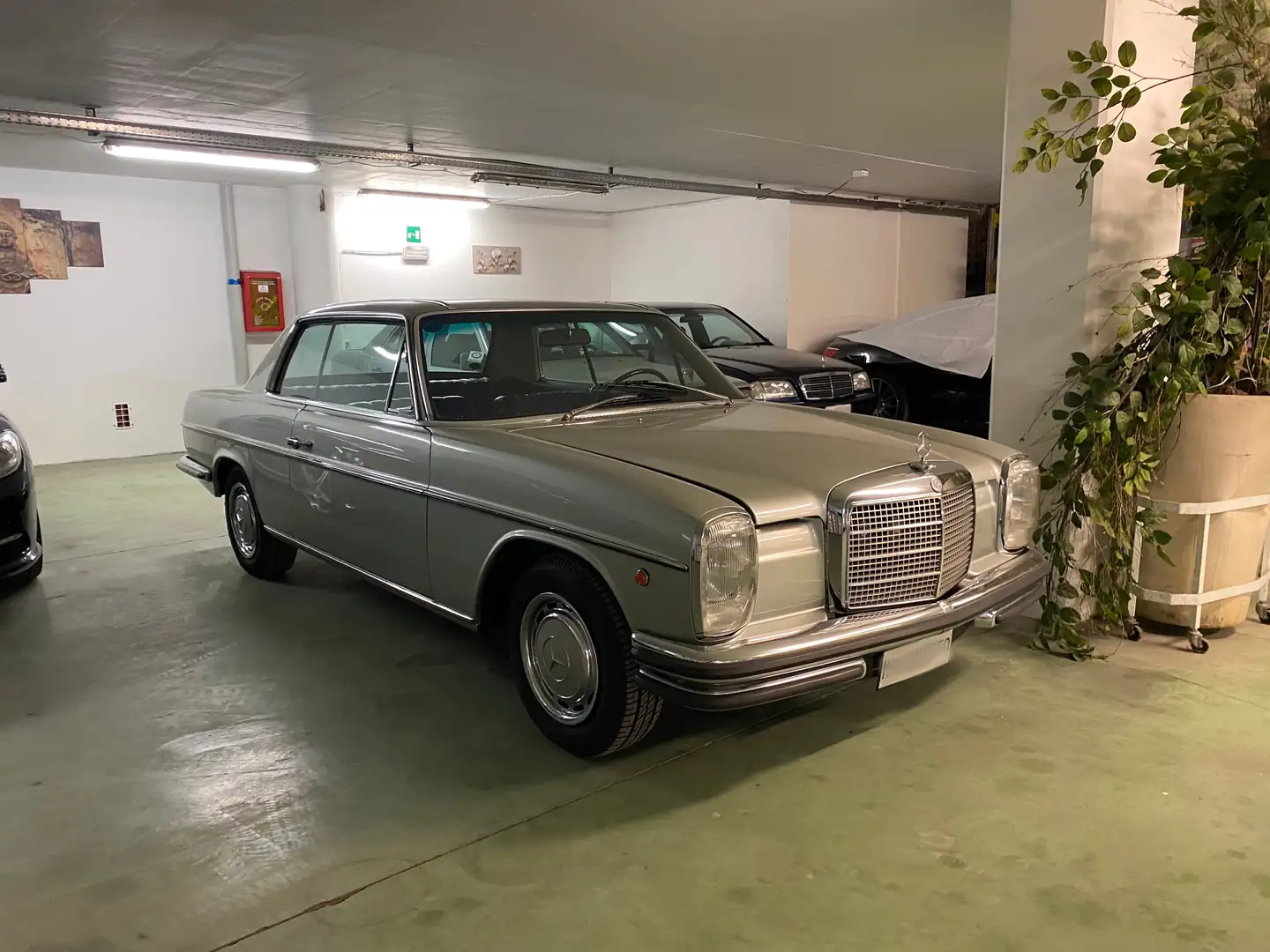 Mercedes-Benz 250 CE W114 Stříbrná - 1