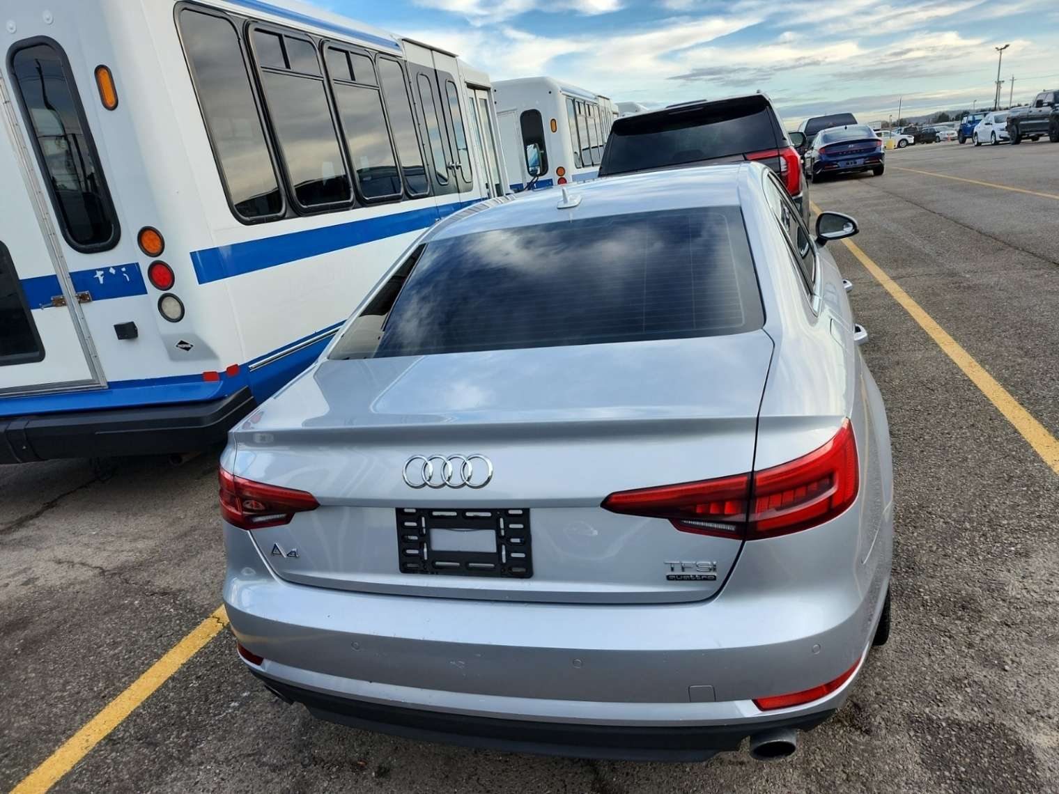 2017 Audi A4 4dr Sdn Auto Komfort quattro thumb 11
