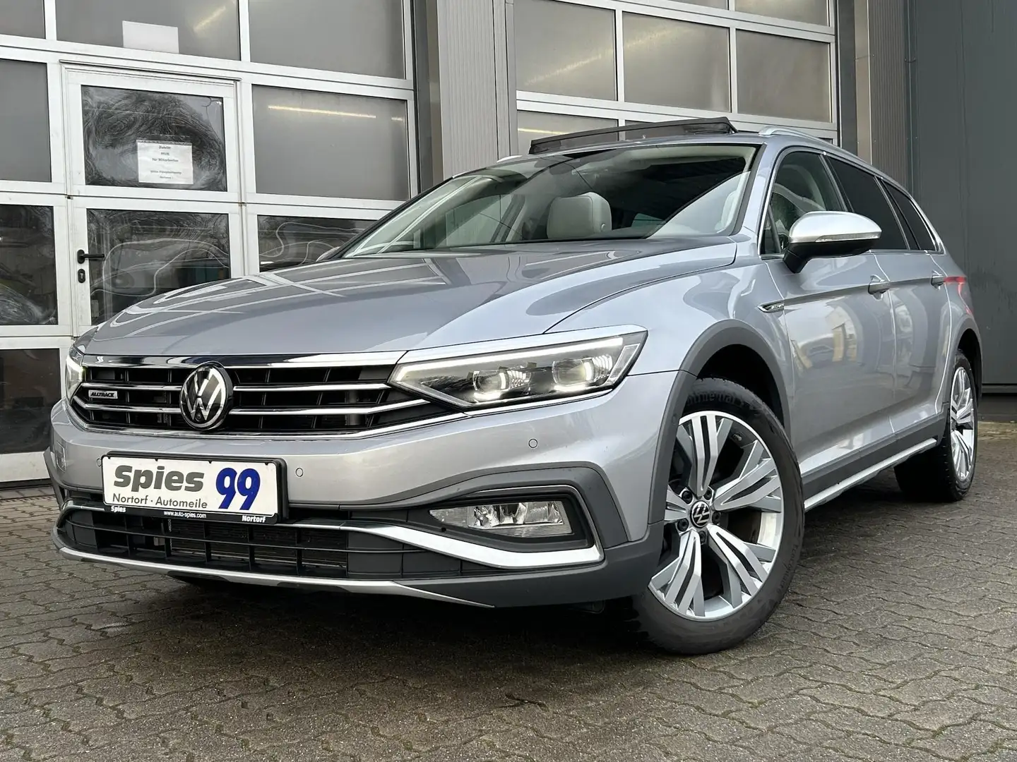 Volkswagen Passat Alltrack Matrix Panorama Harman Kardon ACC Zilver - 2