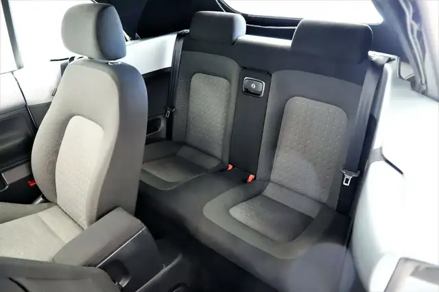 Volkswagen New Beetle view 13