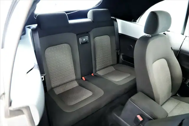 Volkswagen New Beetle view 15