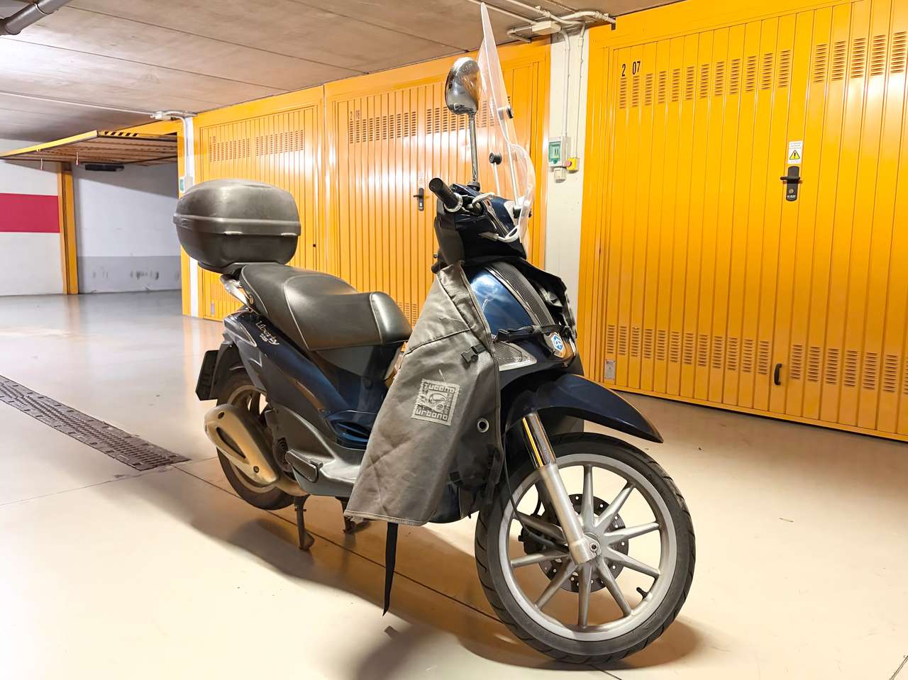 Piaggio Liberty 125 con coperta, parabrezza e bauletto