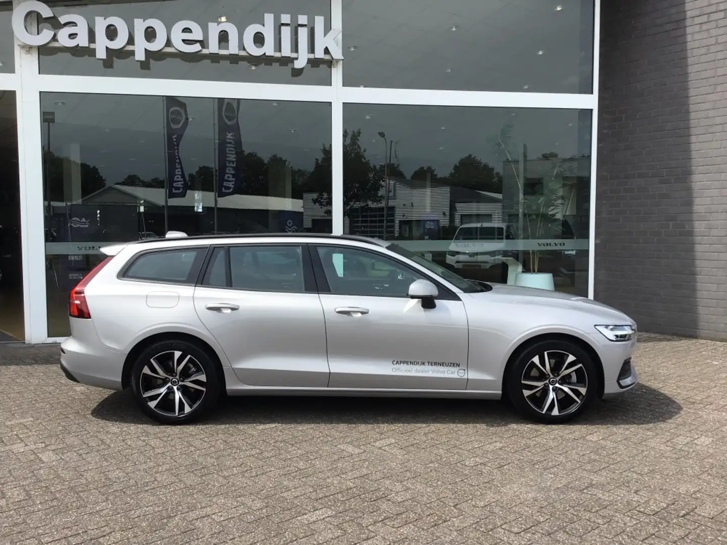 Volvo V60 B3 163PK Essential| Camera| Adap.Cruise| Google Ma Zilver - 2
