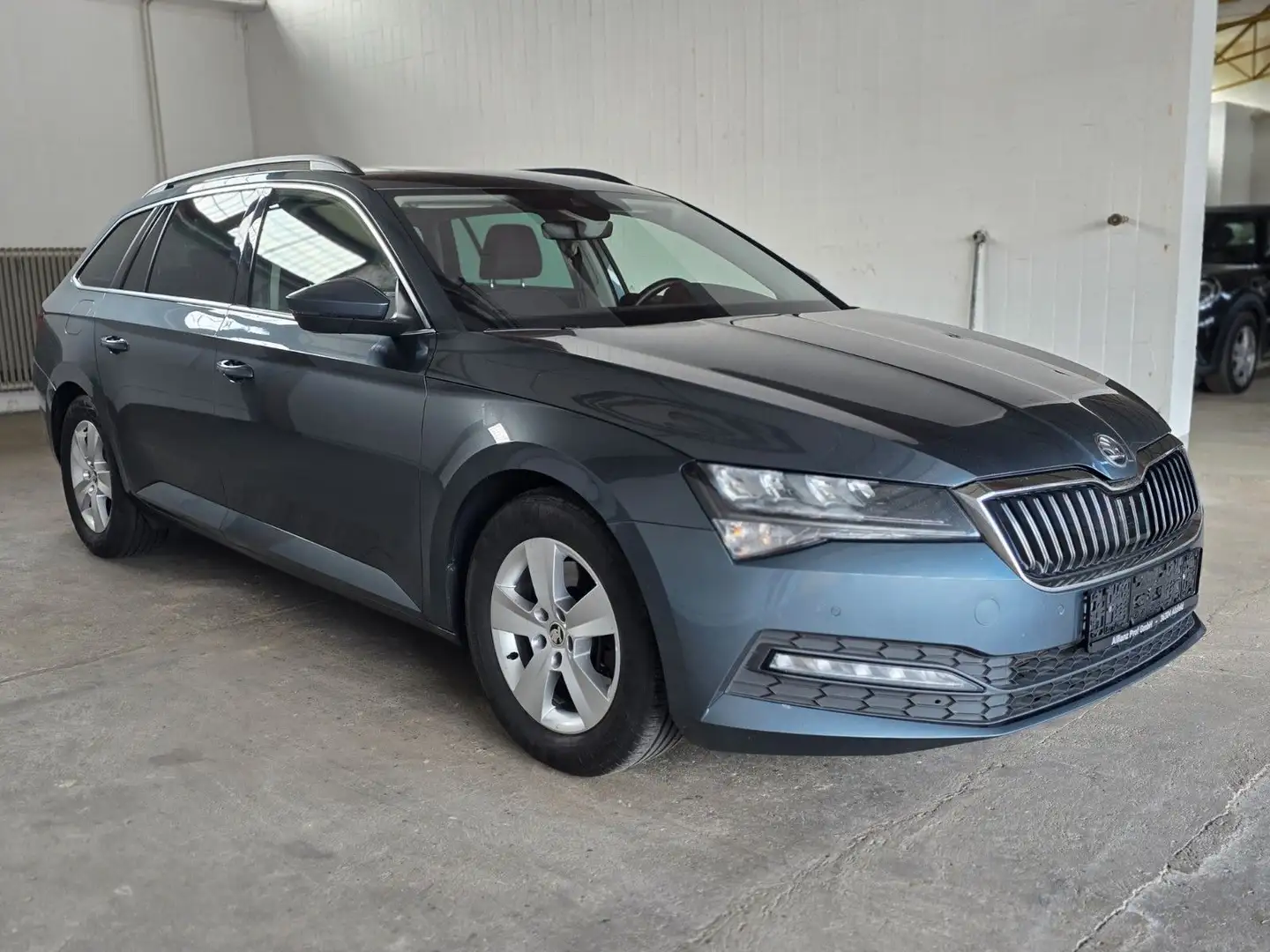 Skoda Superb Kombi Ambit*Kamera*Carplay*ACC*3-Zonen* Šedá - 1