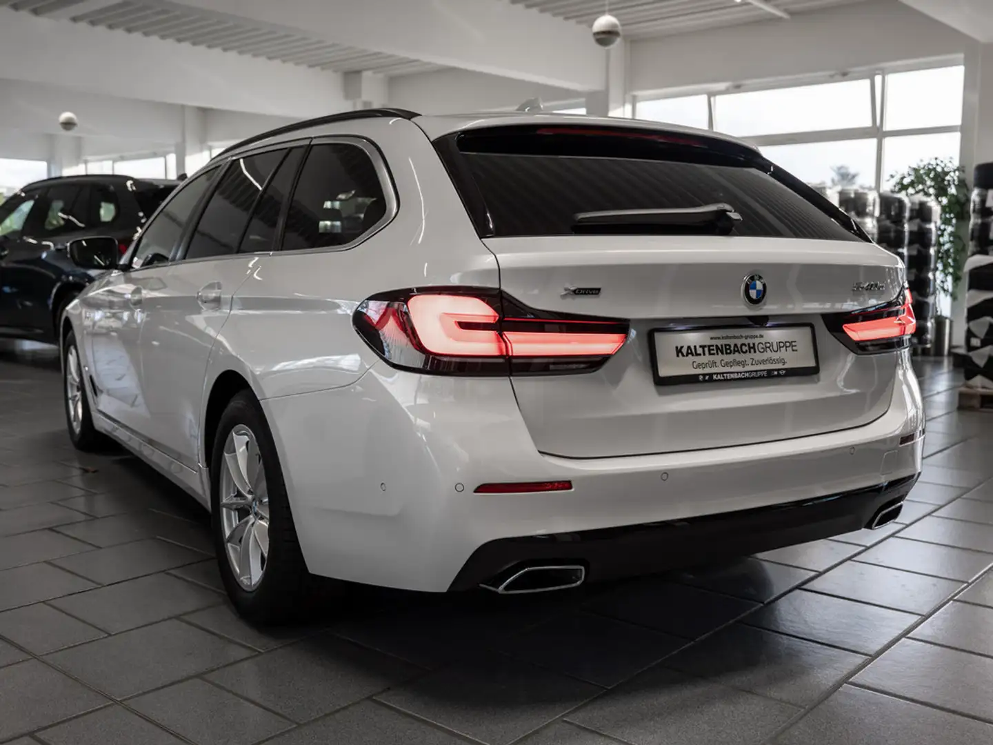 BMW 540 d Touring xDrive PANO HUD LED W-LAN NAVI Weiß - 2