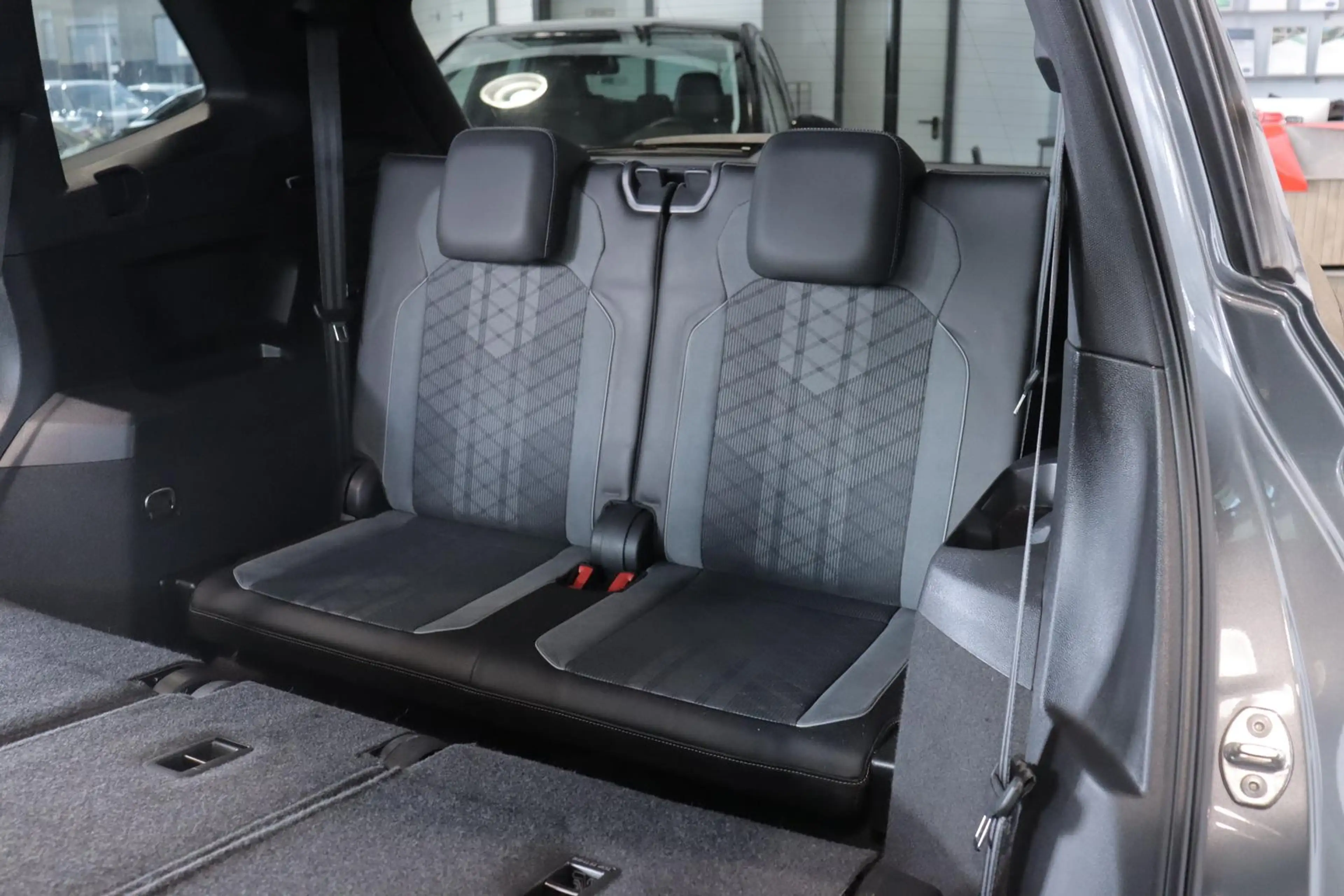 Volkswagen Tiguan Allspace 2.0 TDI R-Line 4Mot*PANO*7SITZER — photo 11