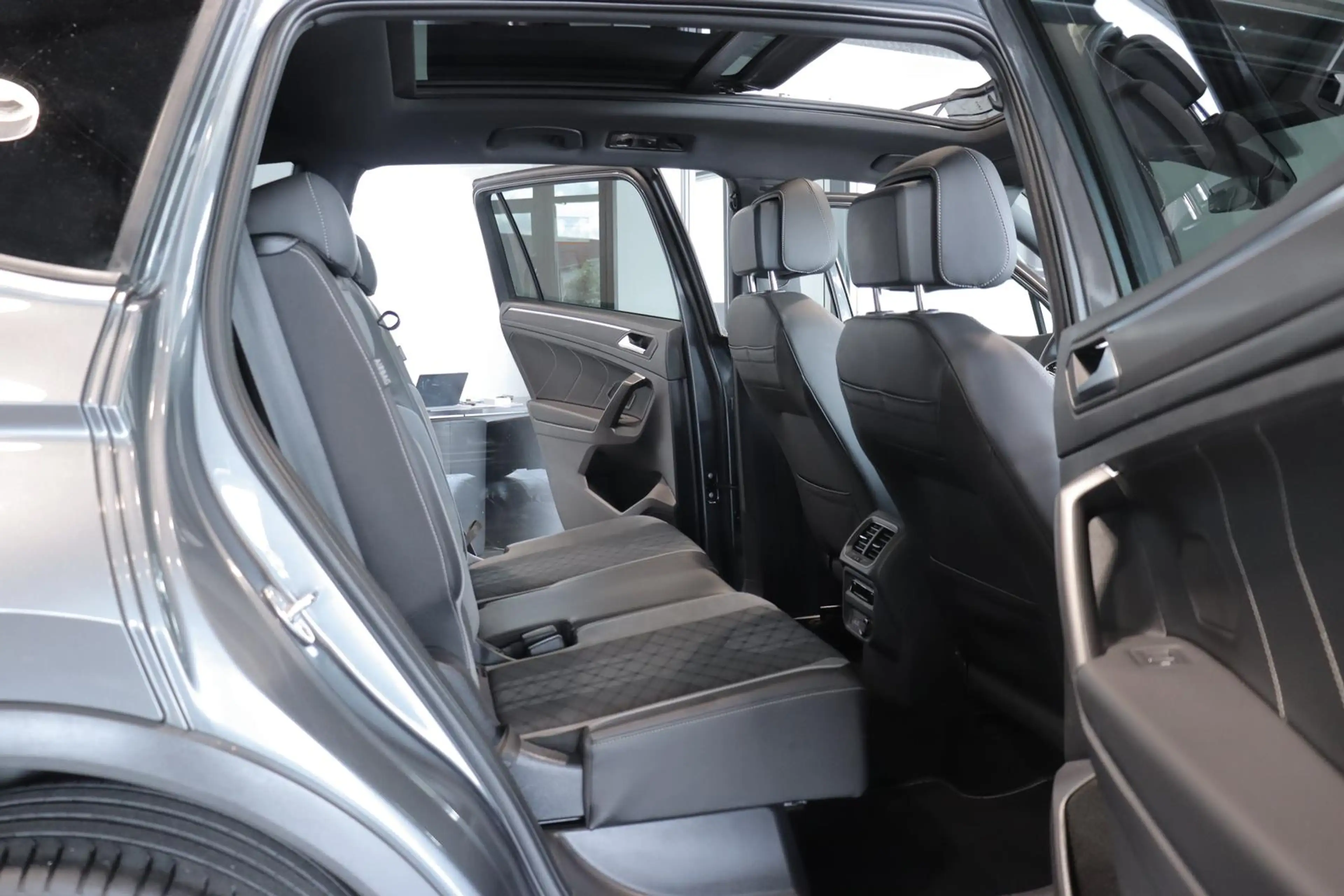Volkswagen Tiguan Allspace 2.0 TDI R-Line 4Mot*PANO*7SITZER — photo 12